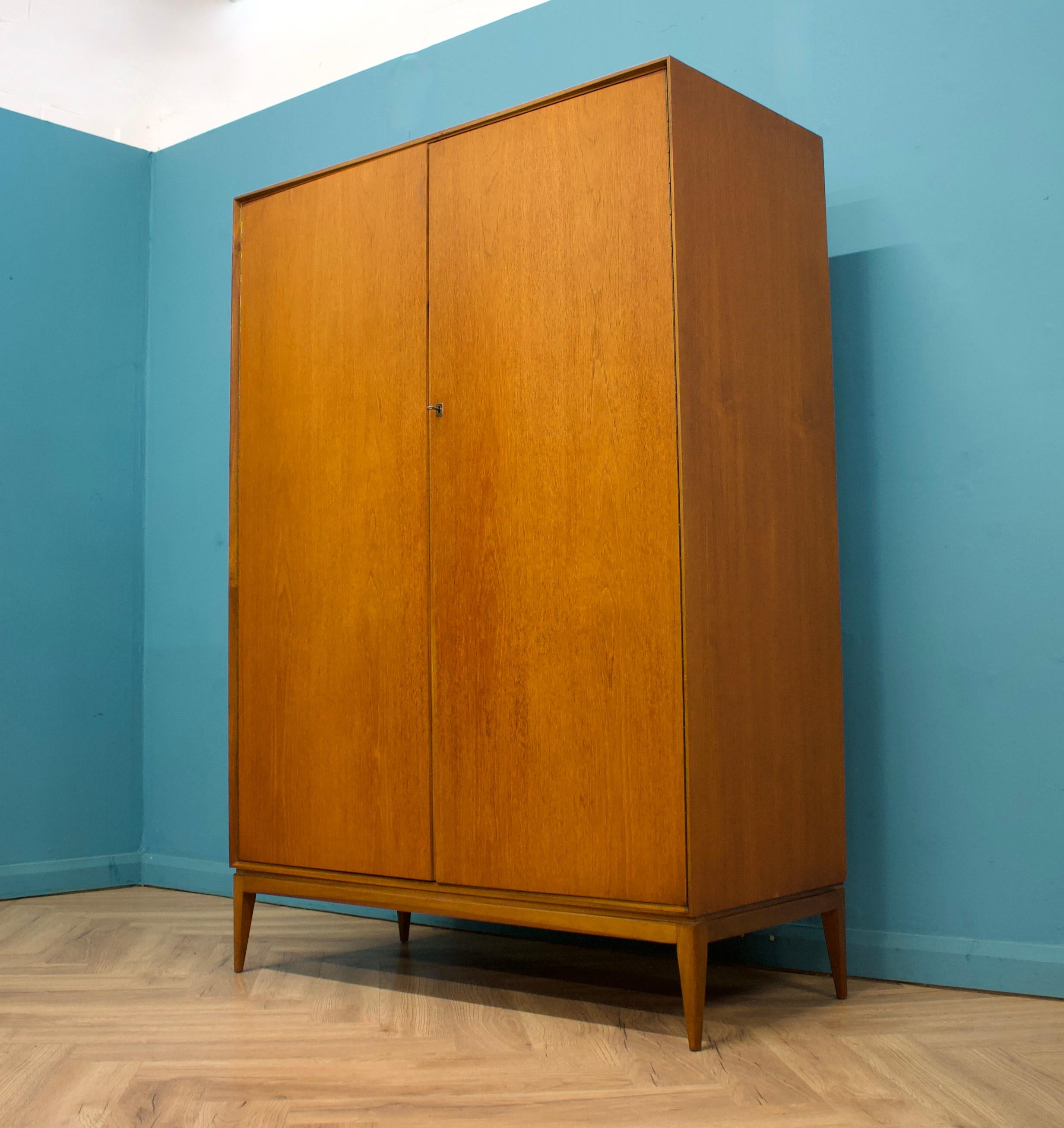 Britannico Armadio di metà secolo in teak e impiallacciato di McIntosh, anni '60 in vendita