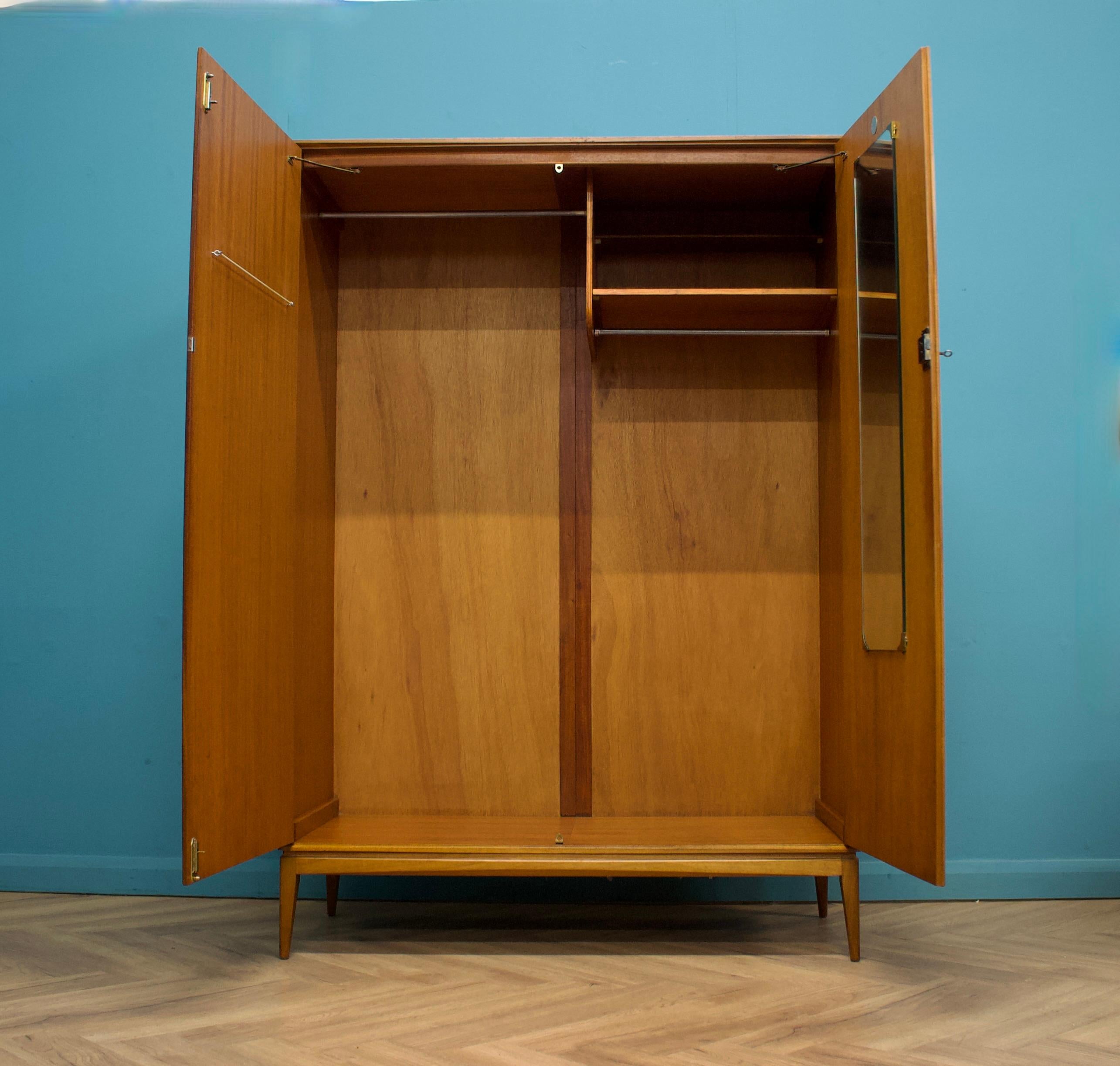 Impiallacciato Armadio di metà secolo in teak e impiallacciato di McIntosh, anni '60 in vendita