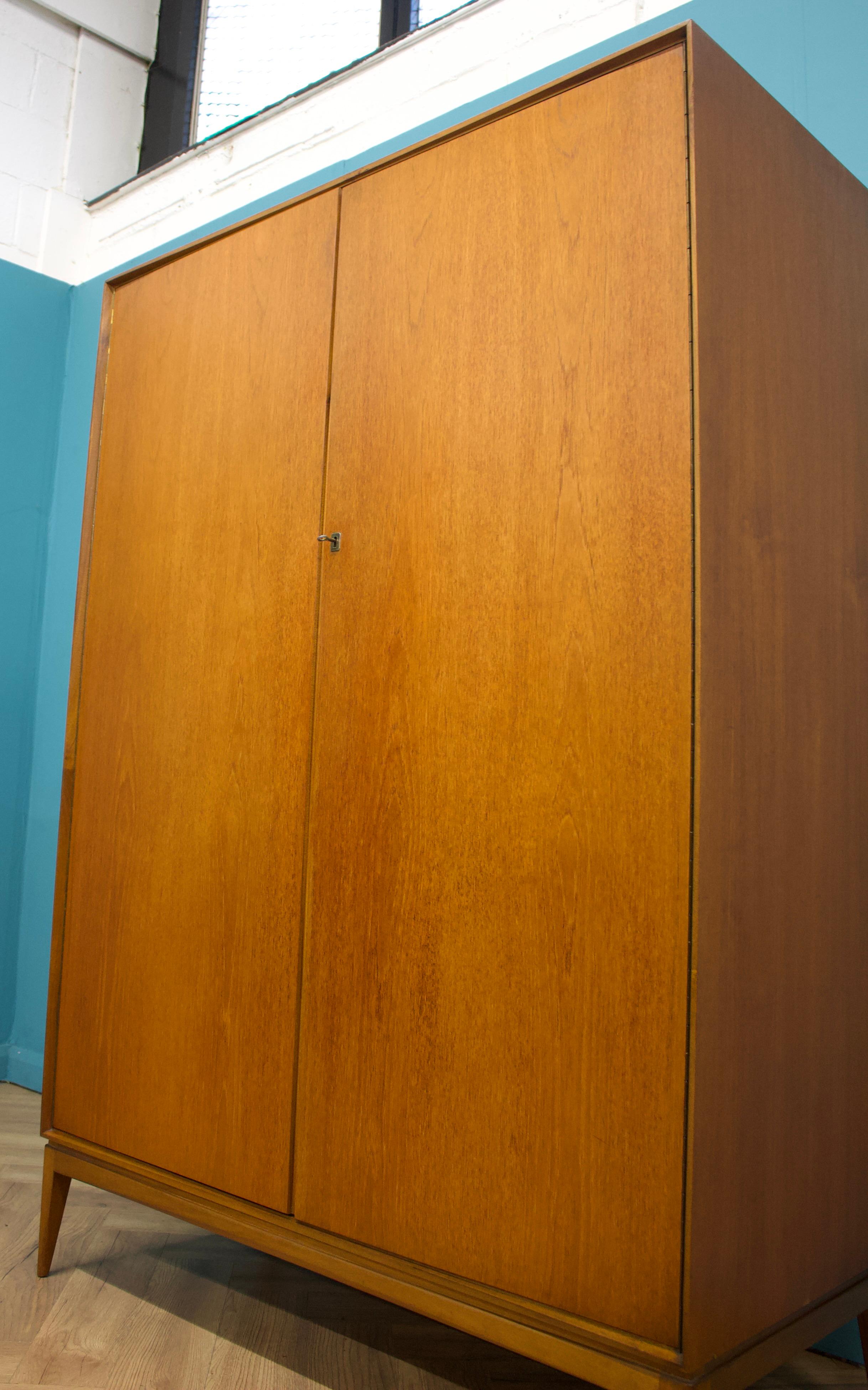 Armadio di metà secolo in teak e impiallacciato di McIntosh, anni '60 In condizioni buone in vendita a South Shields, GB