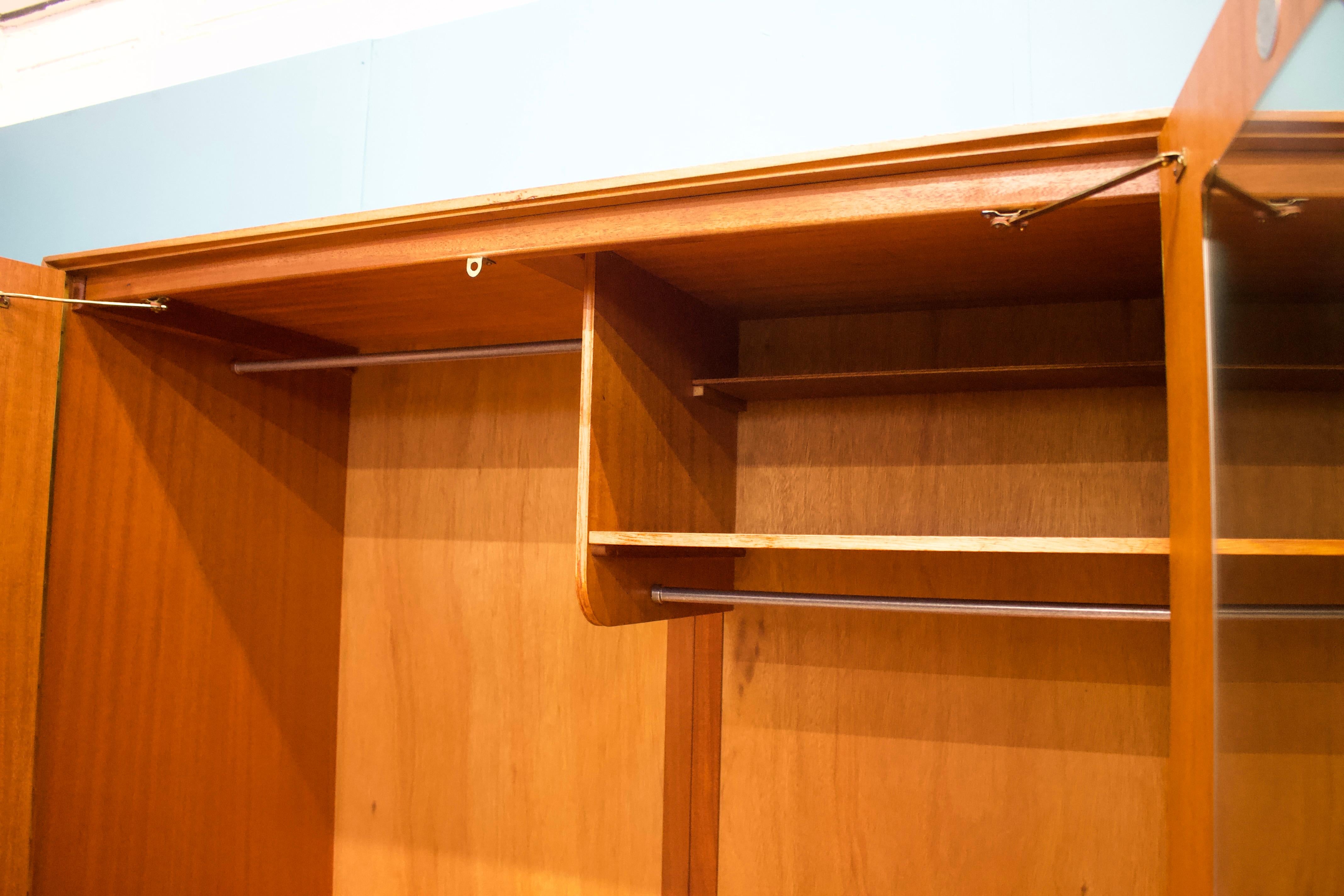 XX secolo Armadio di metà secolo in teak e impiallacciato di McIntosh, anni '60 in vendita