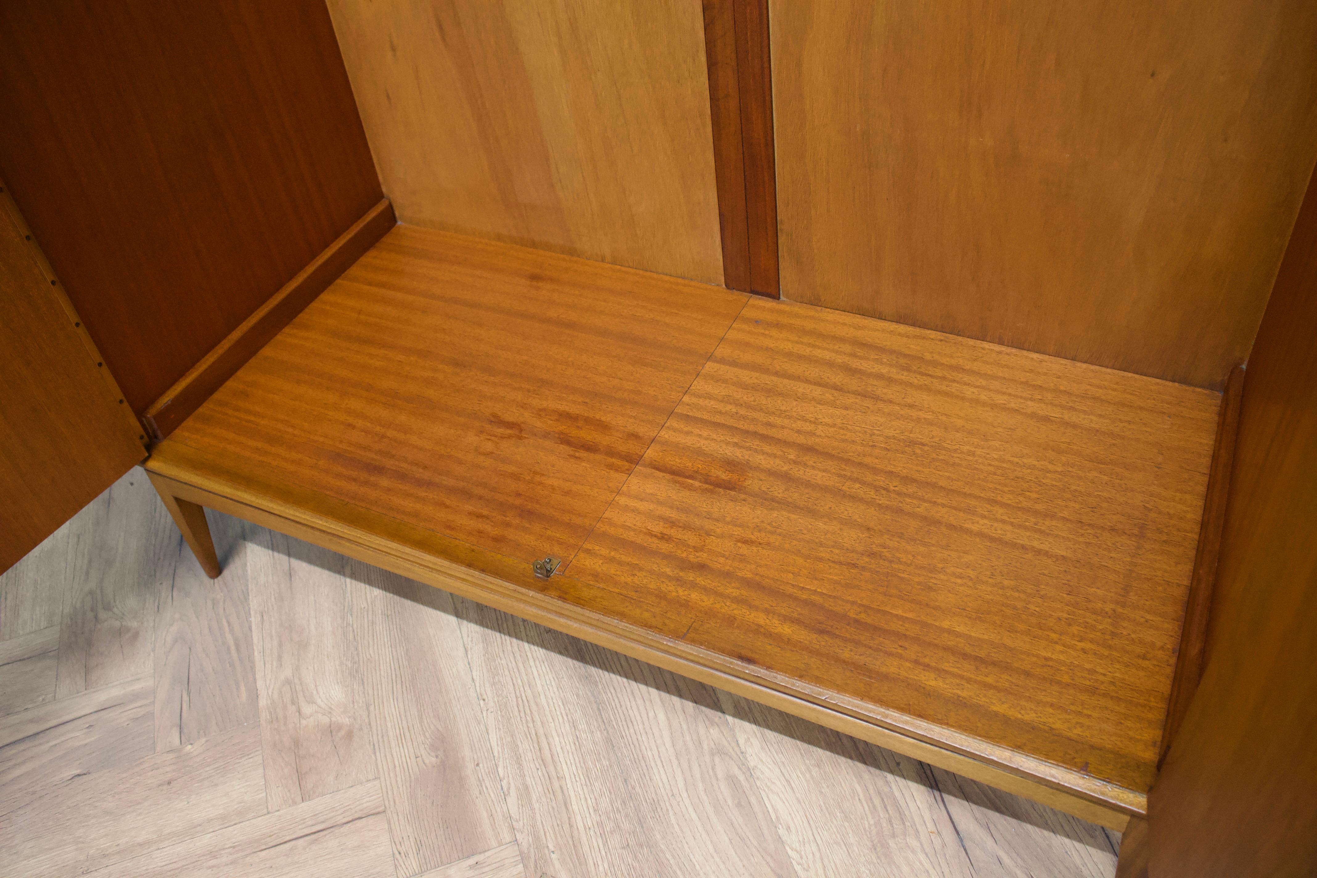 Teak Armadio di metà secolo in teak e impiallacciato di McIntosh, anni '60 in vendita