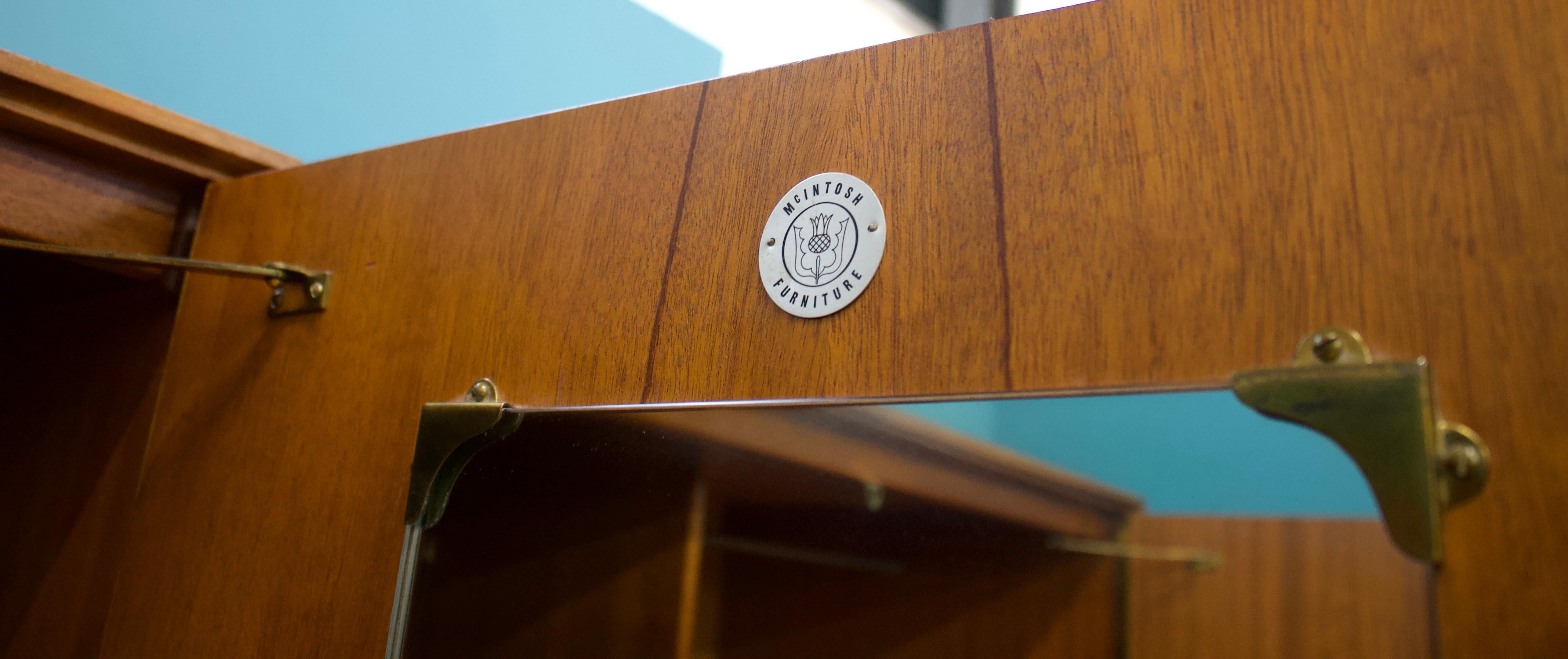 Armadio di metà secolo in teak e impiallacciato di McIntosh, anni '60 in vendita 1