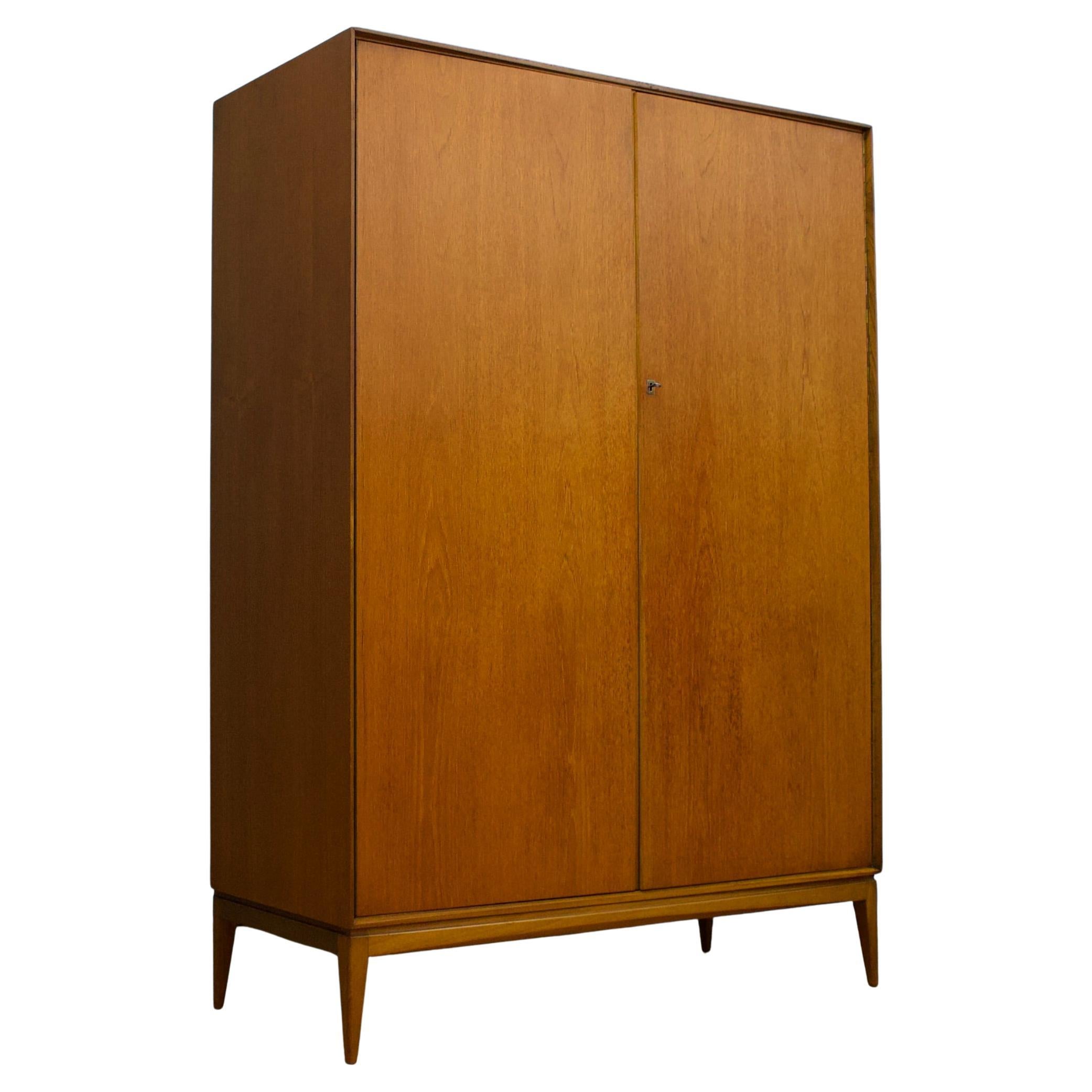 Armadio di metà secolo in teak e impiallacciato di McIntosh, anni 
60