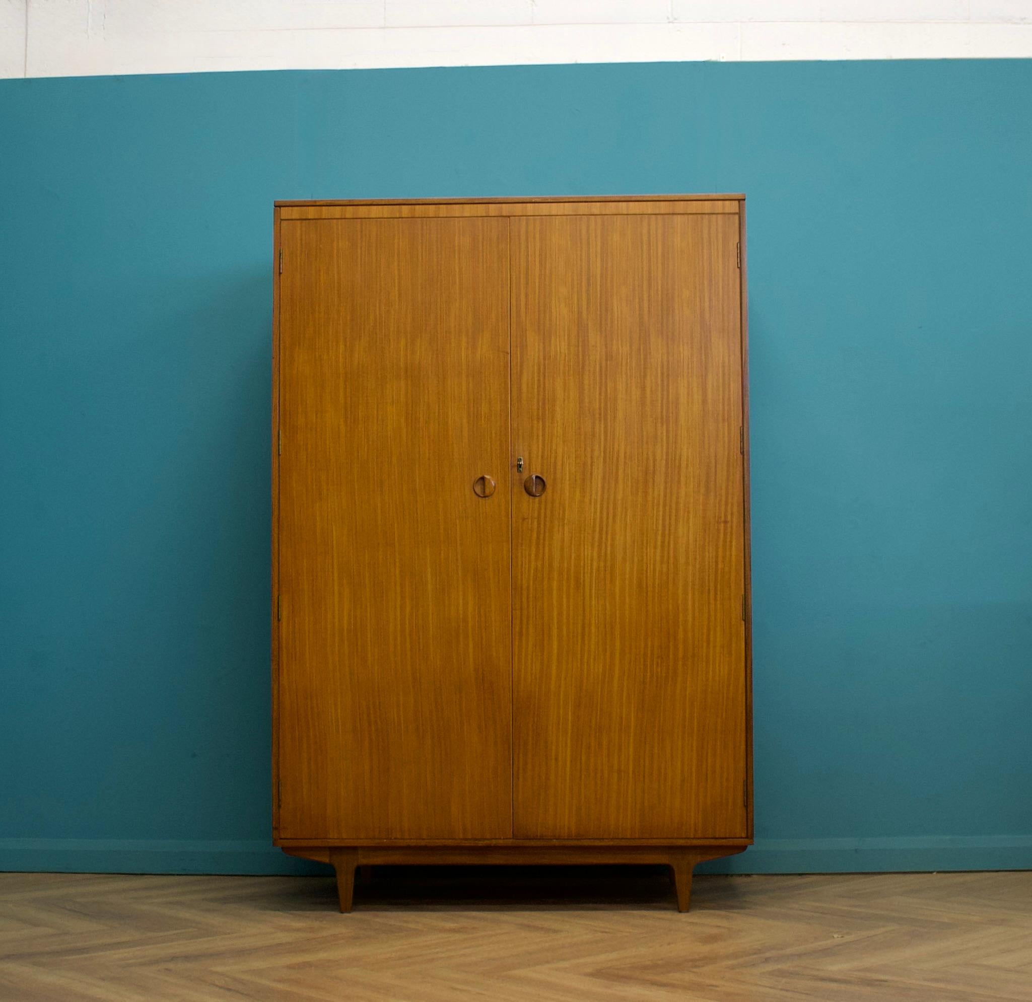 A freestanding double door teak wardrobe from Butilux
Made during the 1960s
 
Fitted out with two clothes rails and a shelf
 
This wardrobe can be dismantled
 
