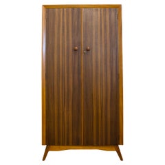 Mid-Century-Kleiderschrank aus Nussbaumholz von Ahorn & Co, 1950er Jahre