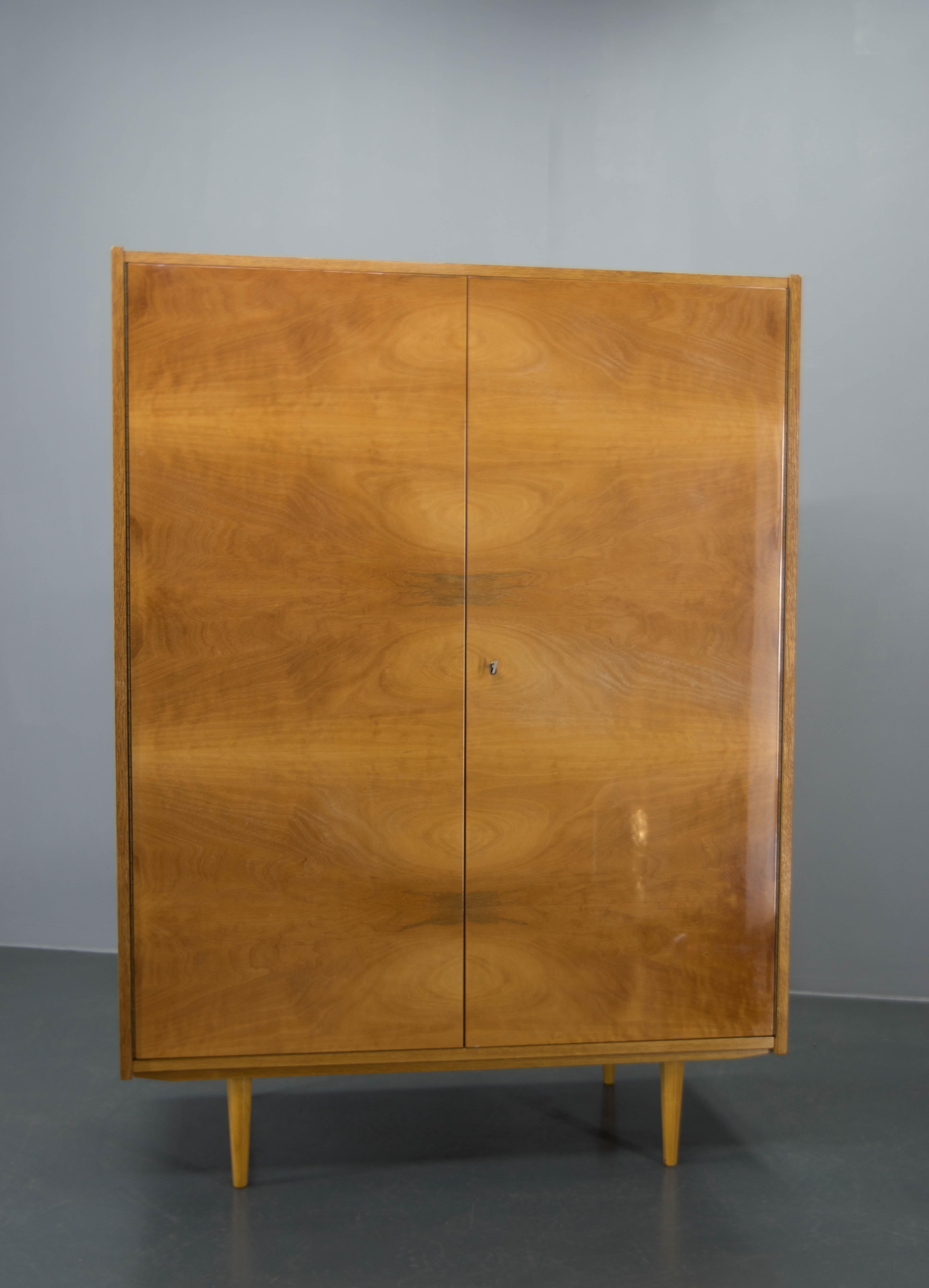 Armoire du milieu du siècle avec finition brillante, 1970 en vente 3