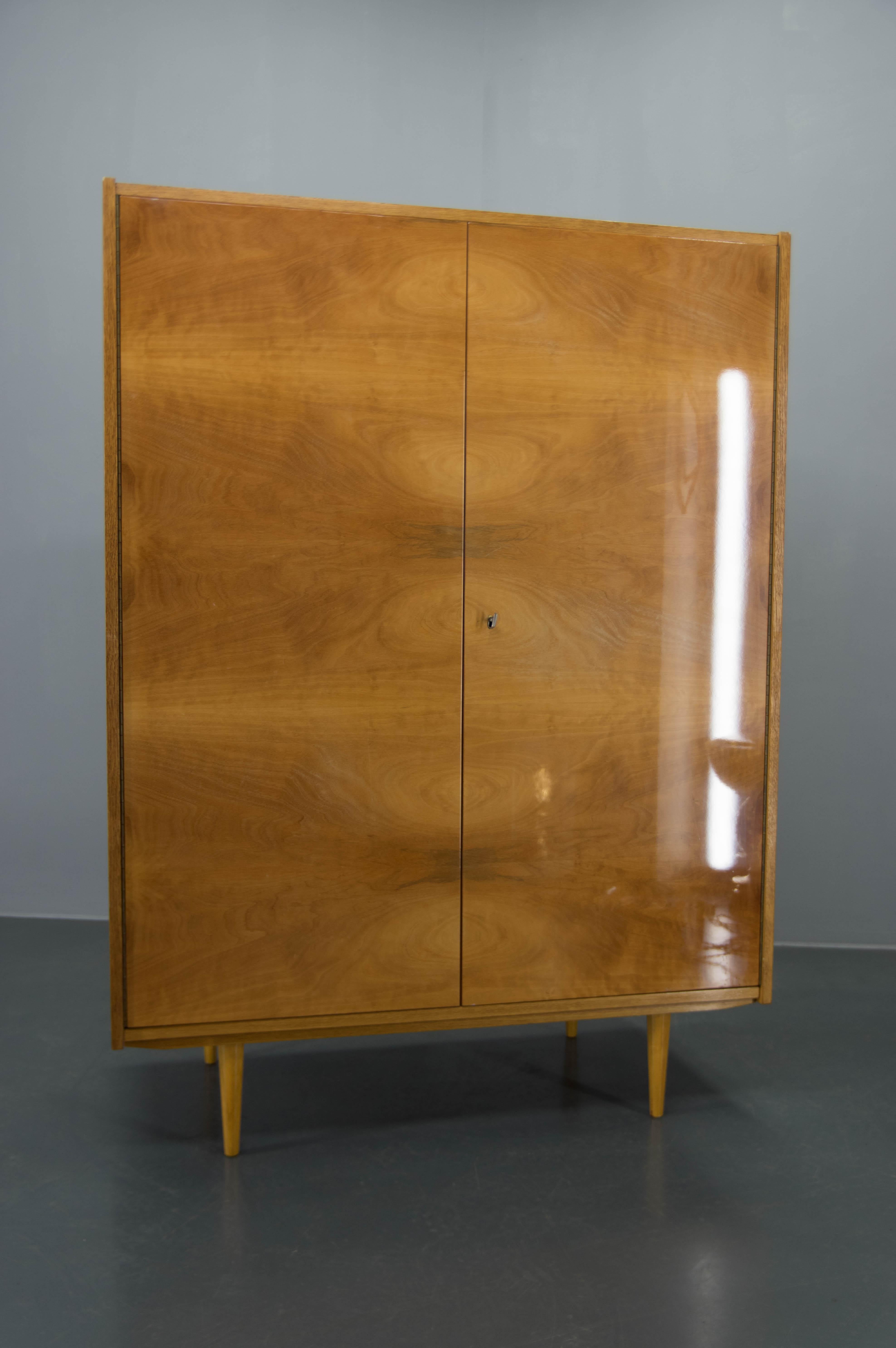 Armoire du milieu du siècle avec finition brillante, 1970 en vente 4
