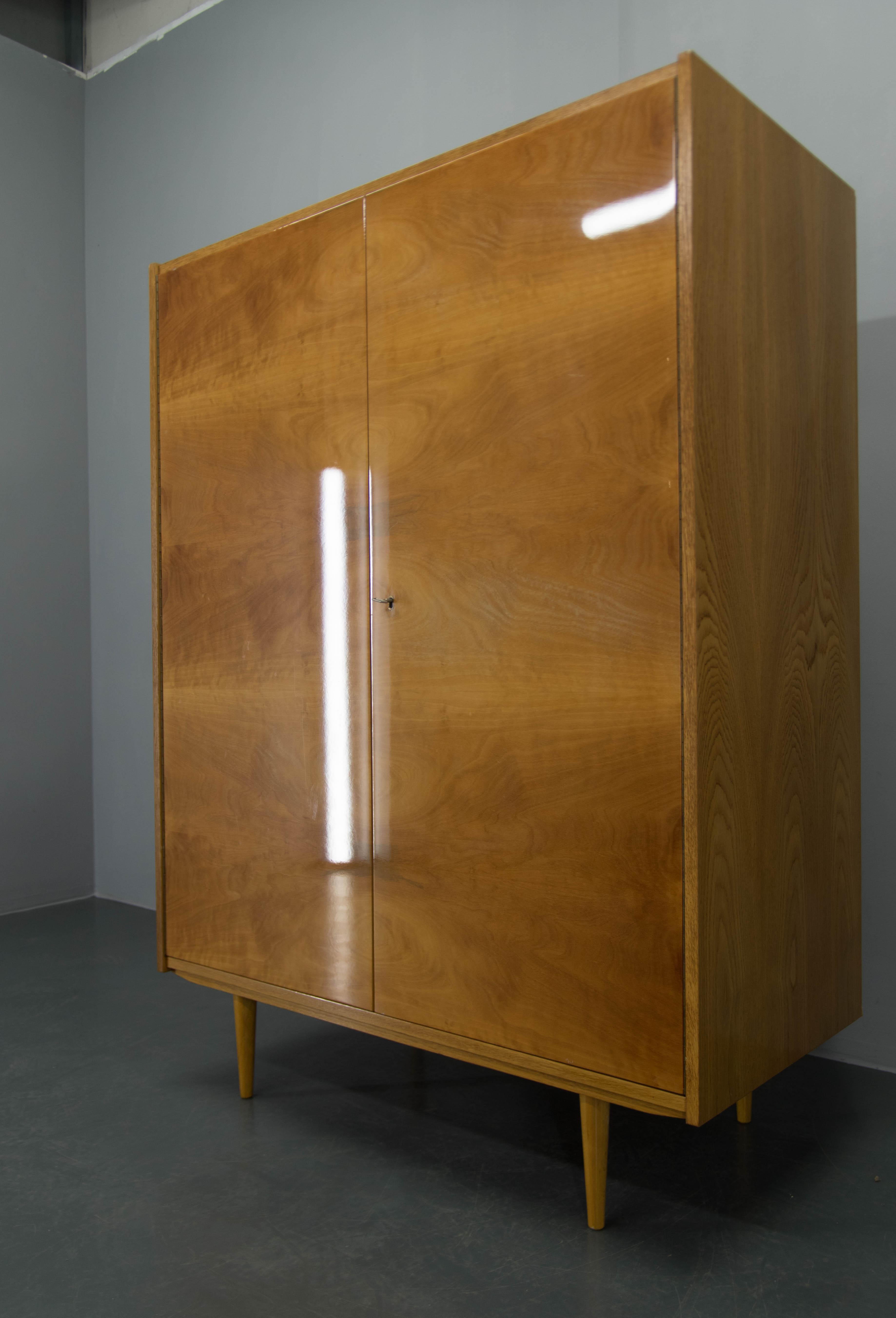 Mid-Century Modern Armoire du milieu du siècle avec finition brillante, 1970 en vente