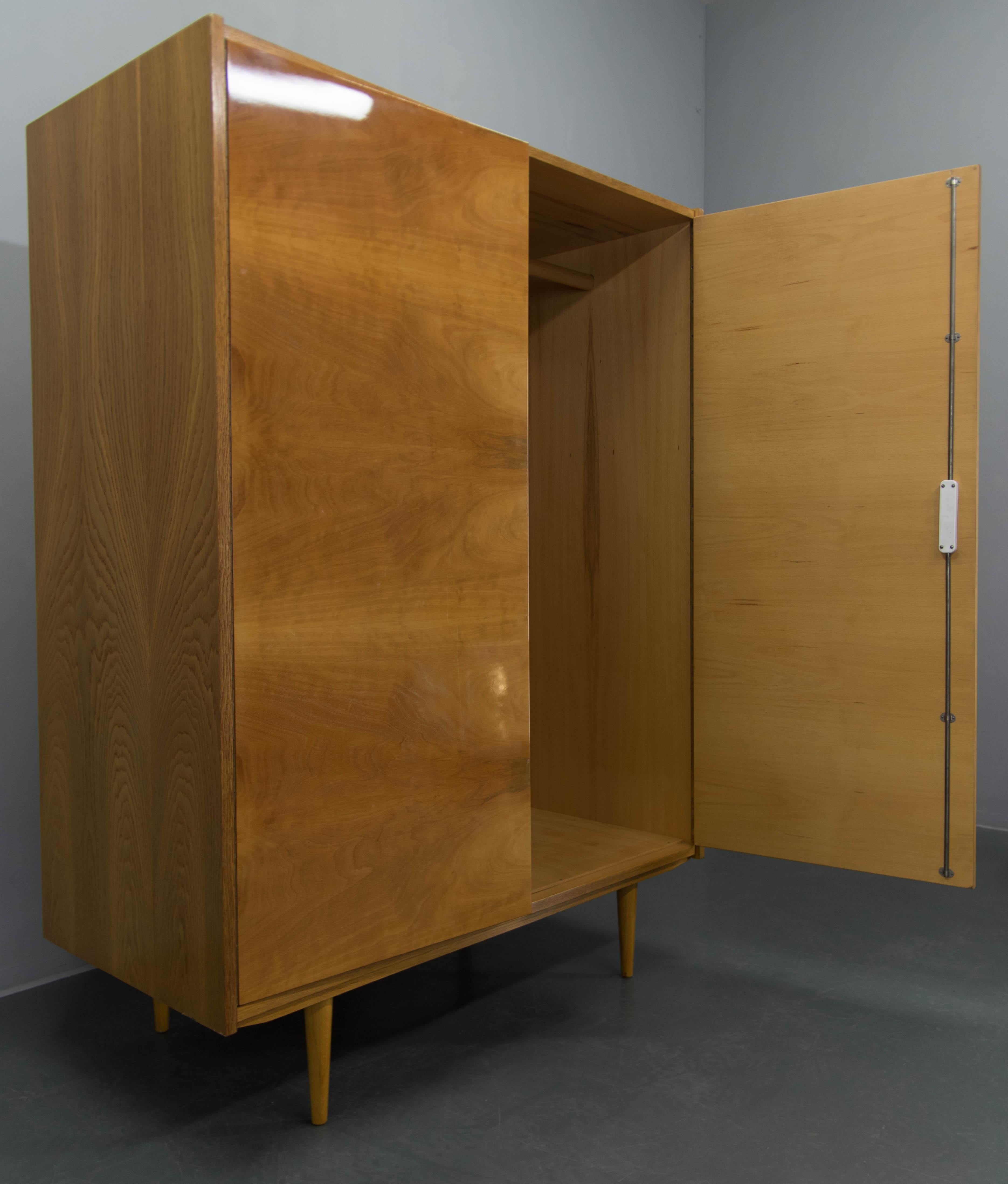 Fin du 20e siècle Armoire du milieu du siècle avec finition brillante, 1970 en vente