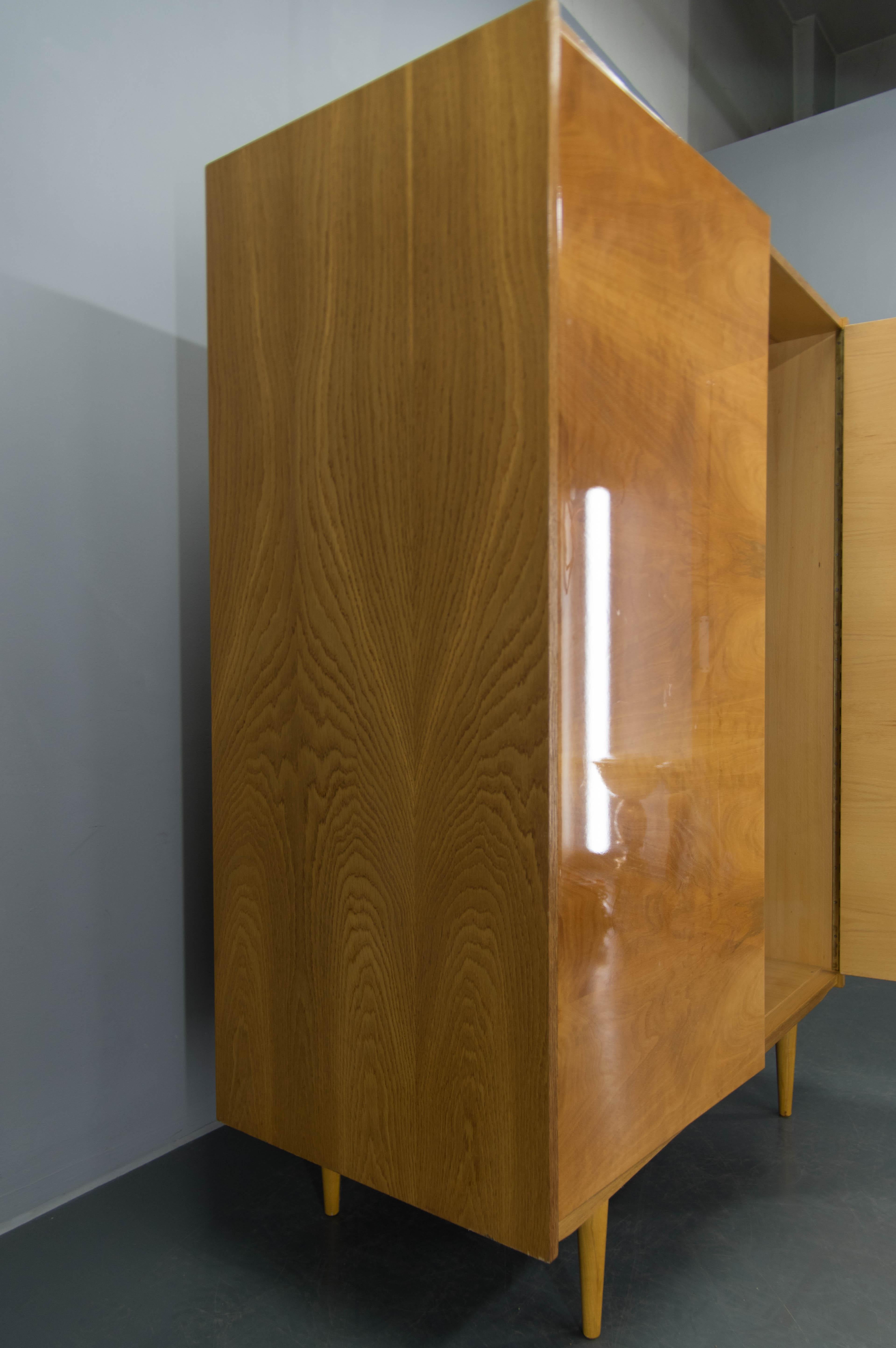 Bois Armoire du milieu du siècle avec finition brillante, 1970 en vente