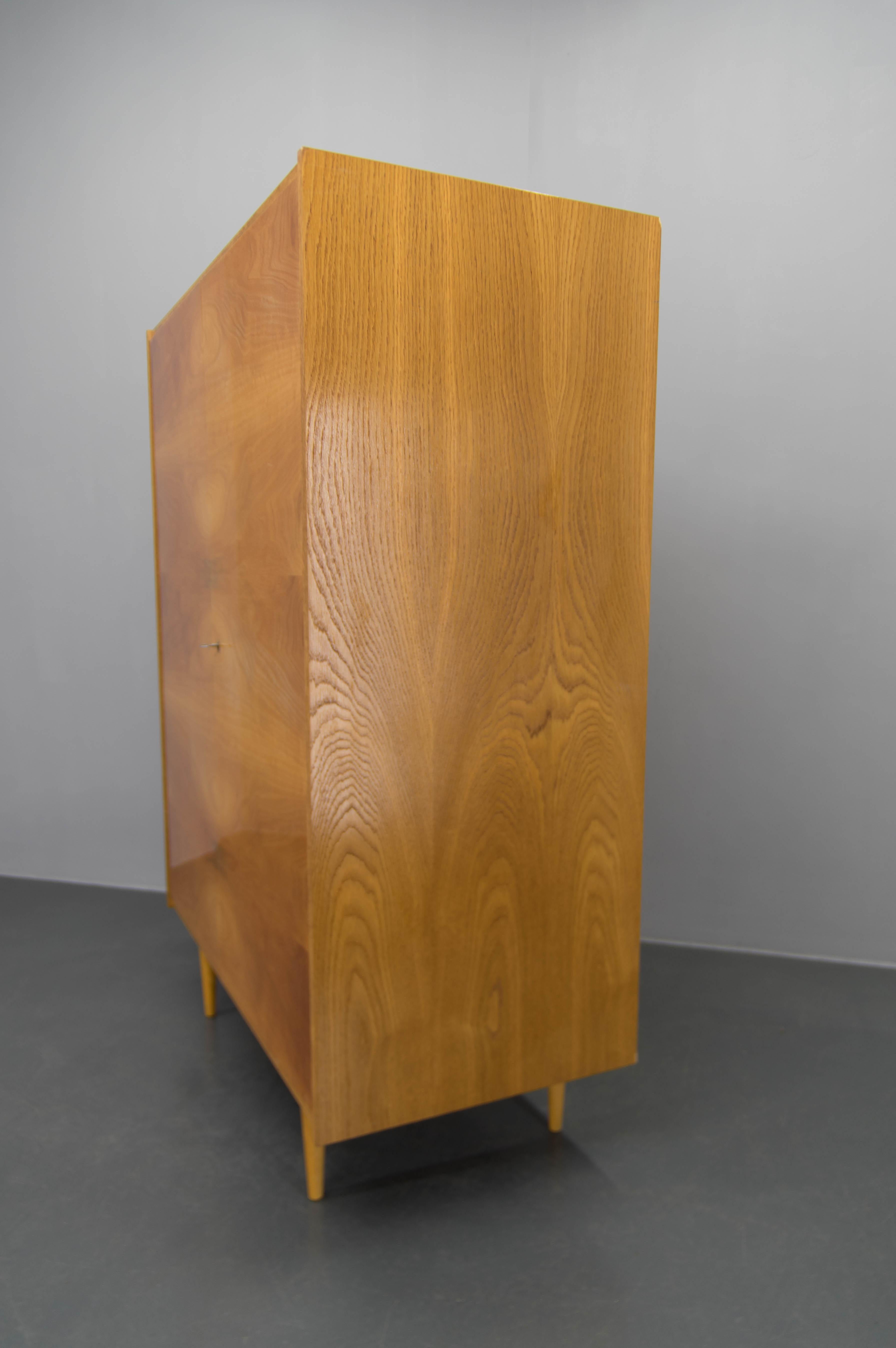 Armoire du milieu du siècle avec finition brillante, 1970 en vente 1