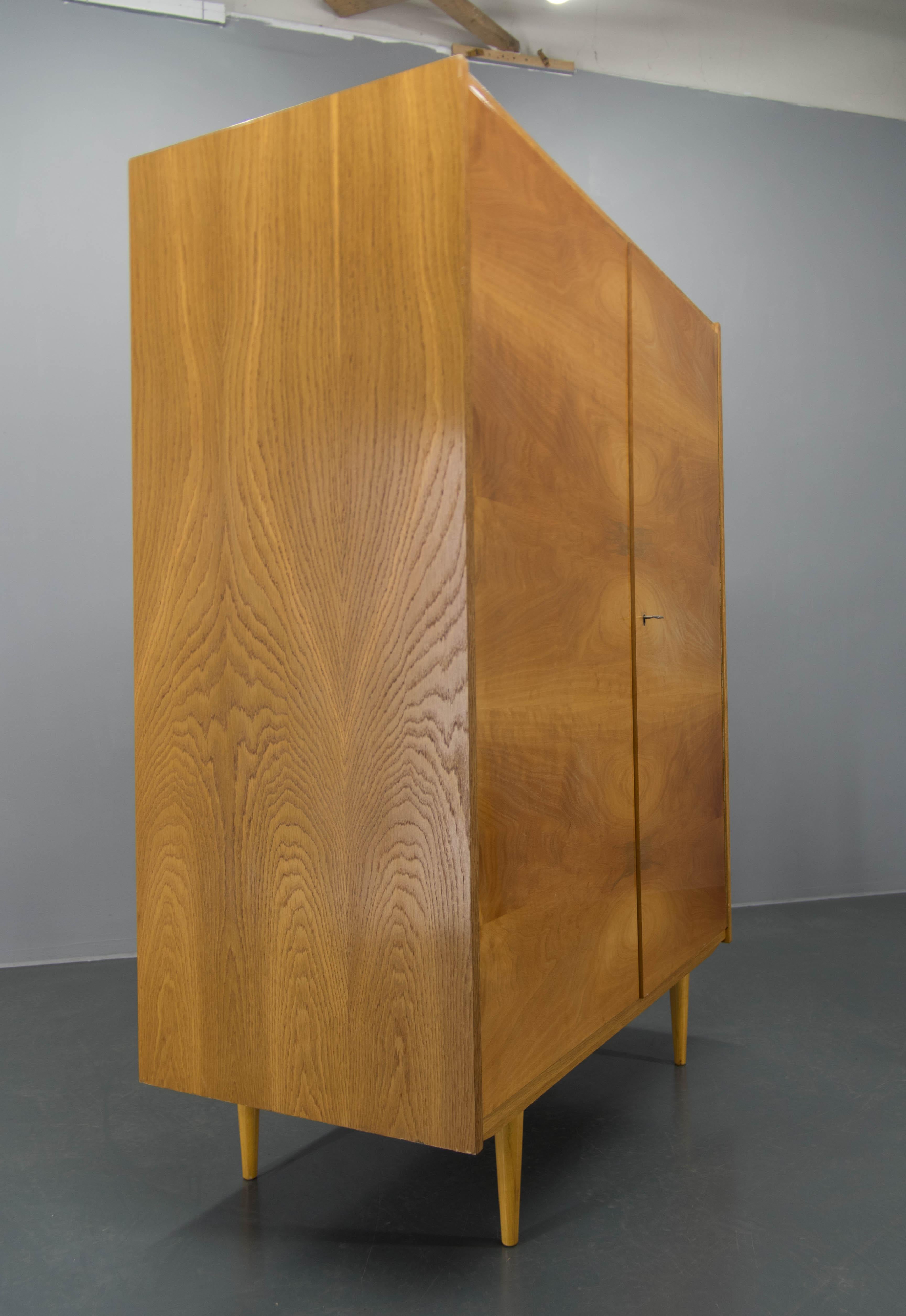 Armoire du milieu du siècle avec finition brillante, 1970 en vente 2