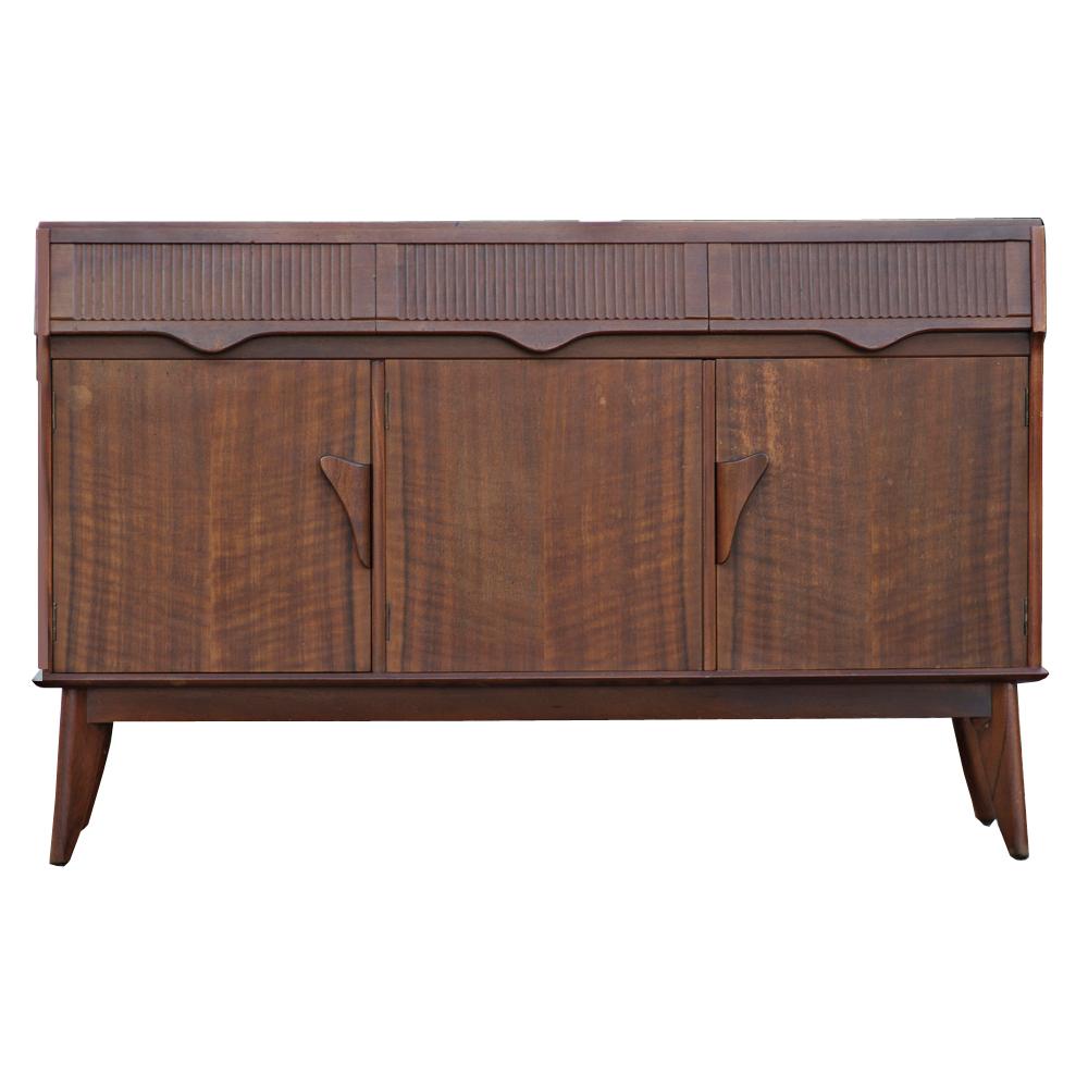 A wonderful mid century modern Waring and Gillow Sideboard Buffet Credenza in striped mahogney with three medium drawers, one partitioned for silverware as well as two bottom cabinets with shelves.
A striking design with slim tapered