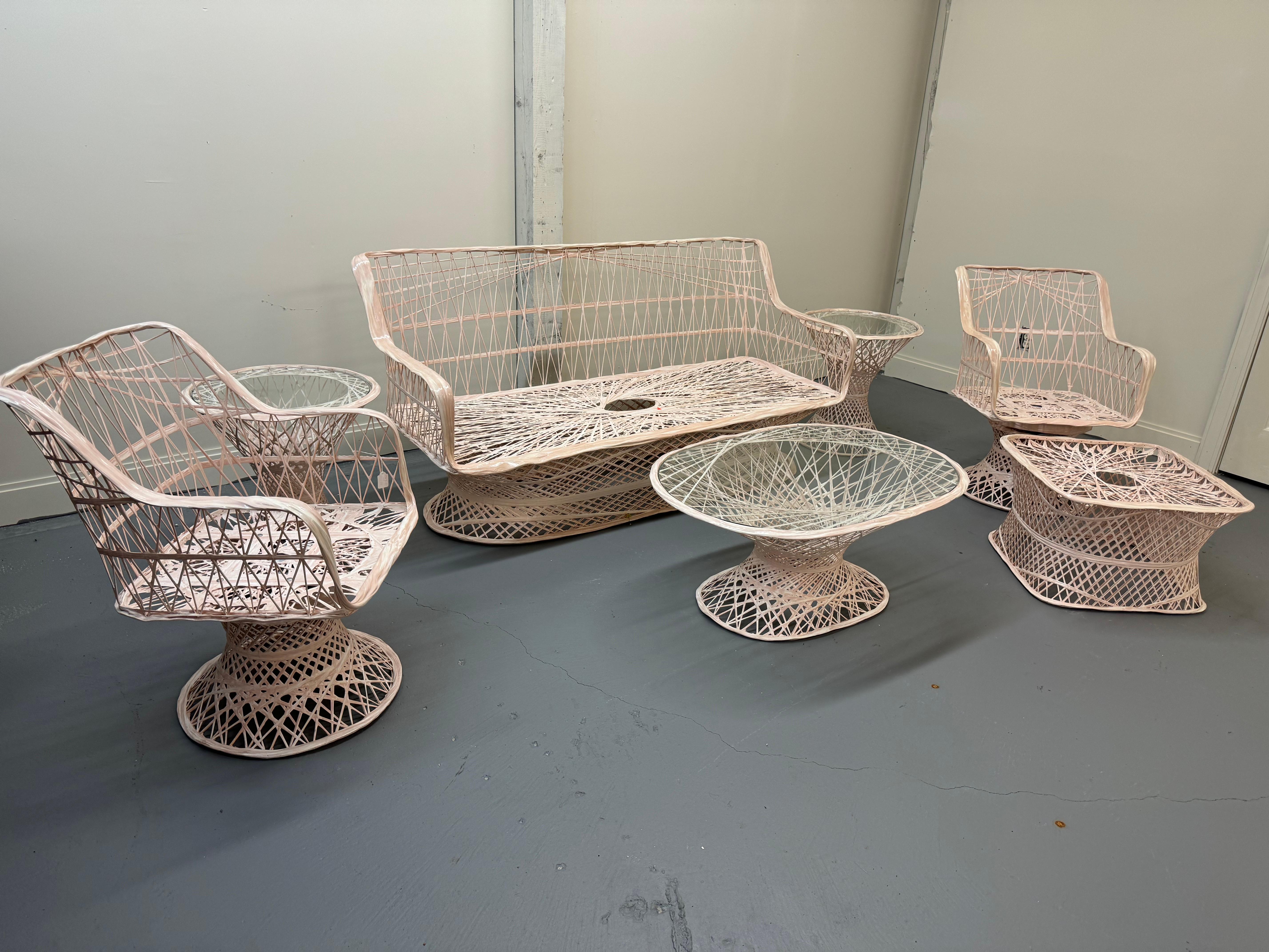 Ensemble de canapés et pièces de style Warren Platner du milieu du siècle dernier

By est un ensemble de canapé vintage du milieu du siècle. Cet ensemble est dans le style de Warren Platner. L'ensemble se compose d'un canapé, de deux chaises longues