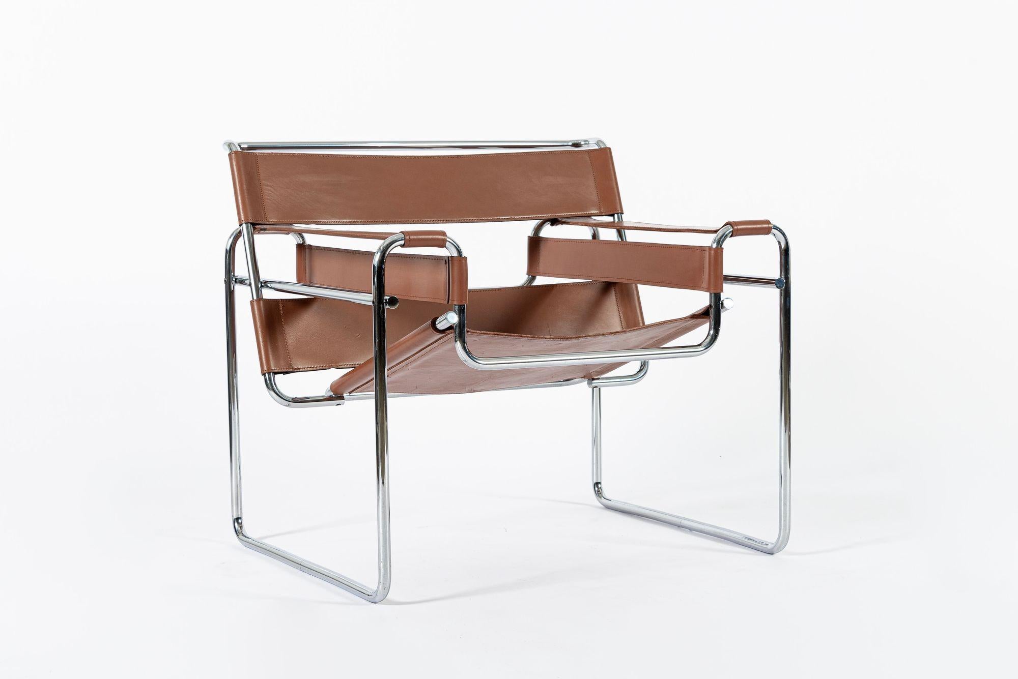 Este sillón Wassily B3 marrón, vintage y moderno de mediados de siglo, diseñado por Marcel Breuer, fue fabricado por Gavina hacia 1960. Esta silla presenta una hermosa piel de vacuno marrón coñac sobre un armazón clásico de acero tubular cromado. La