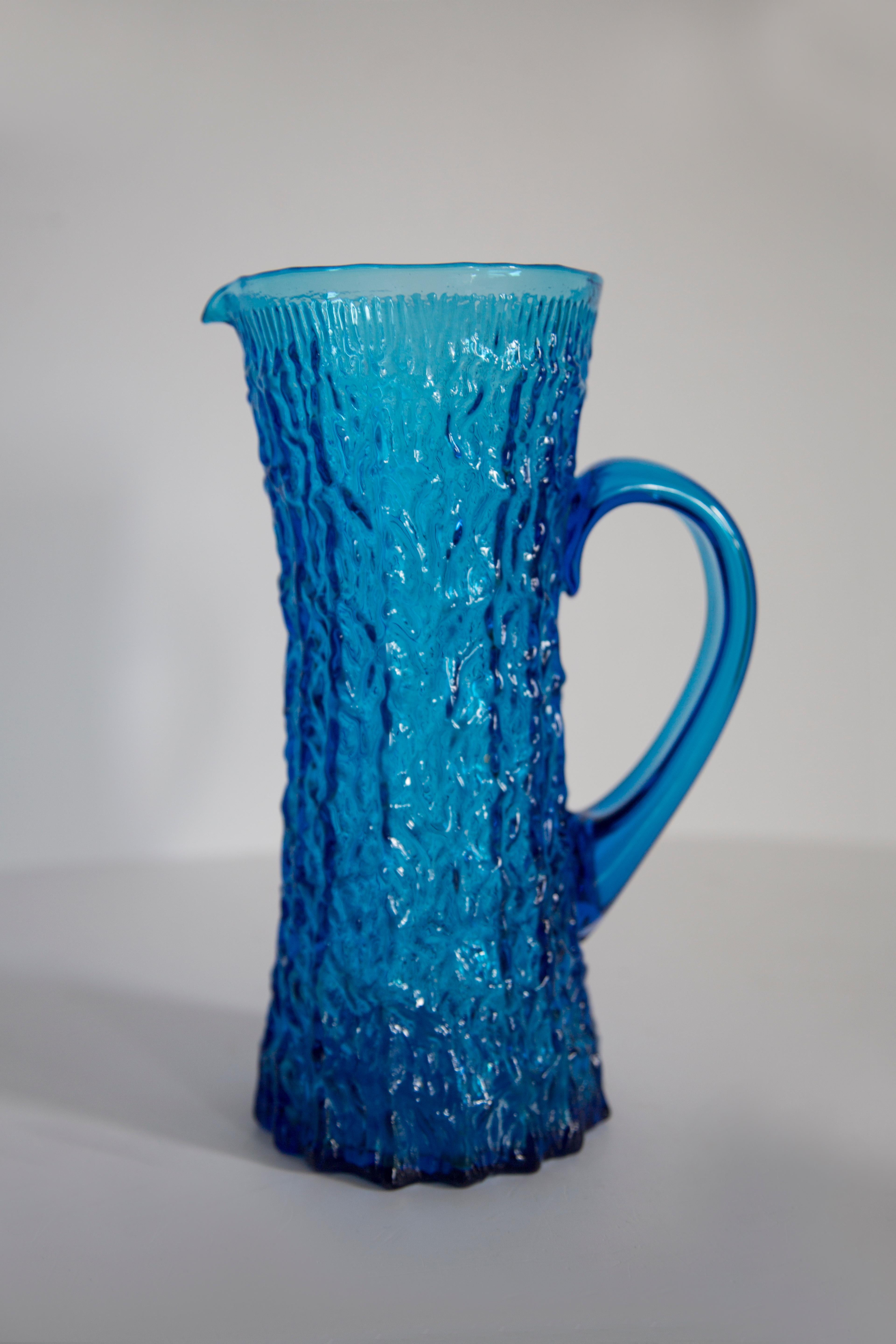 Dipinto a mano Brocca per acqua o per succo di frutta, brocca, vetro blu, Europa, 1960 in vendita