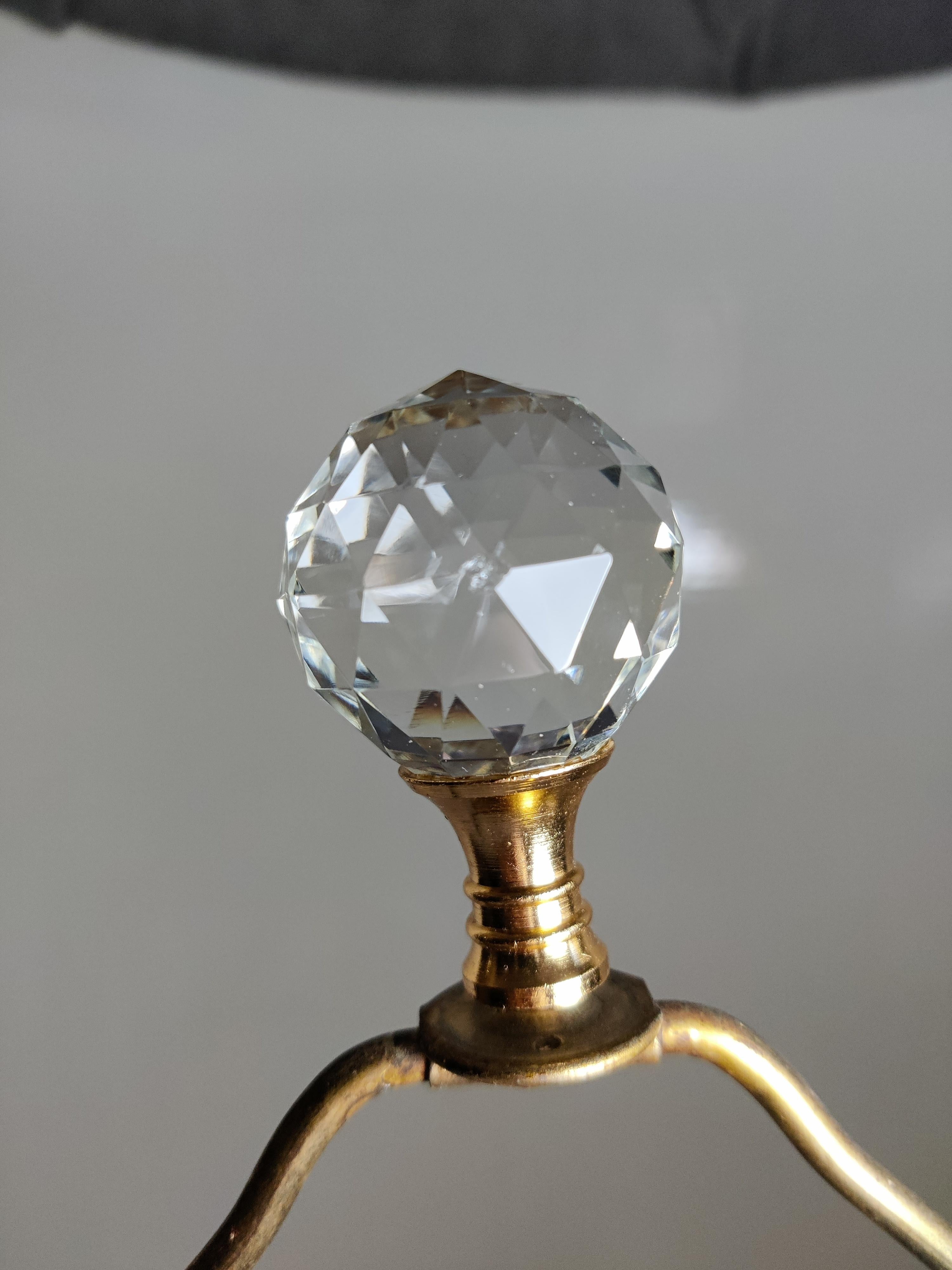 Mid Century Waterford Herringbone Cut Kristall Lampe
Hergestellt in England
Messing hat Anlaufspuren vom Alter
Finial hat eine kleine Unvollkommenheit im Glas.  
24,5 H von der Basis bis zur Spitze.
Die Basis ist 5 x 5.
Die Kristallsäule hat einen