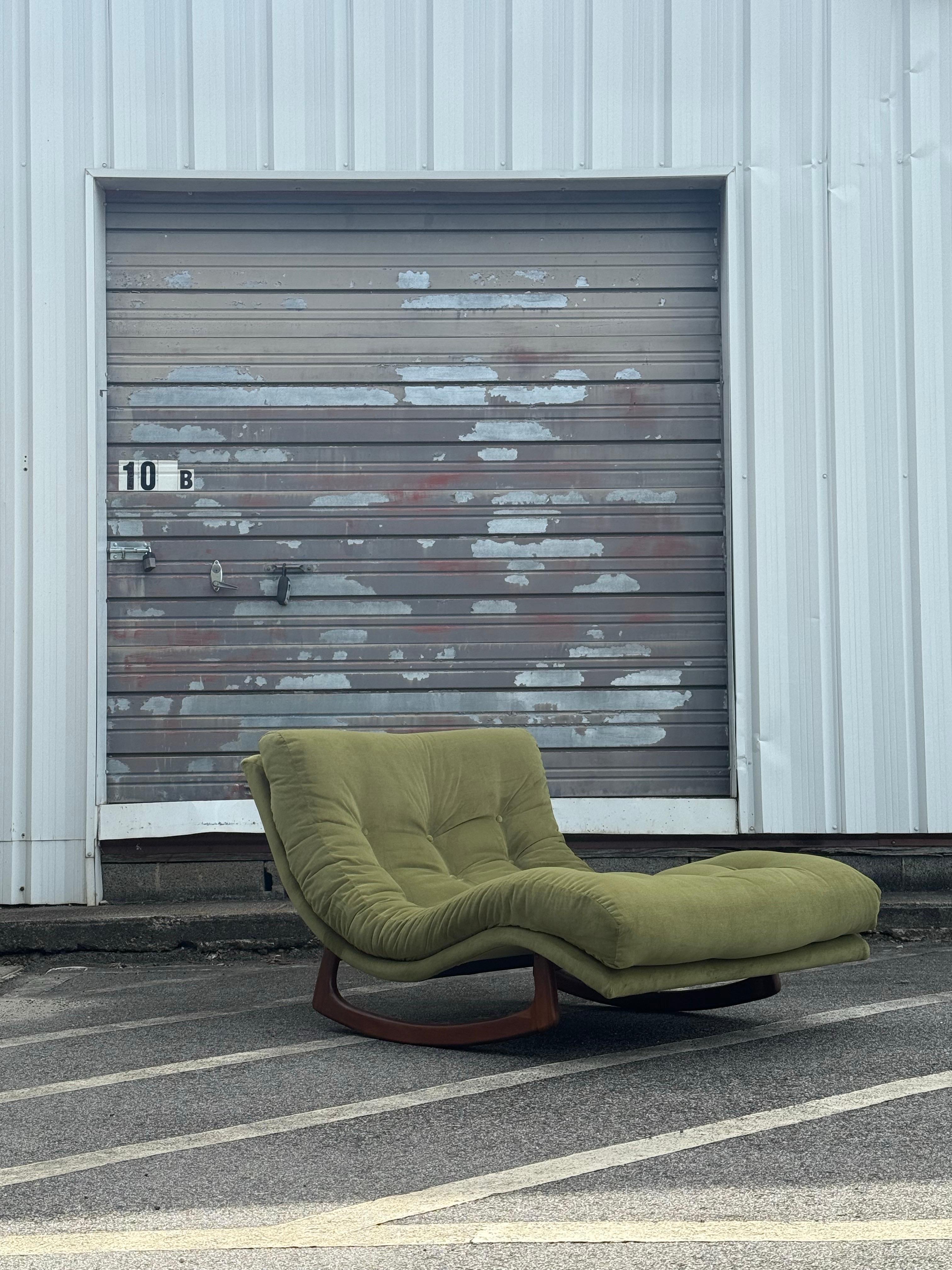 Chaise longue à bascule du milieu du siècle, conçue par Adrian Pearsall pour Craft Associates, vers les années 1960. Le nom de la chaise Wave est dû à son corps en forme de vague qui donne à cette pièce un profil latéral incroyable. La chaise longue