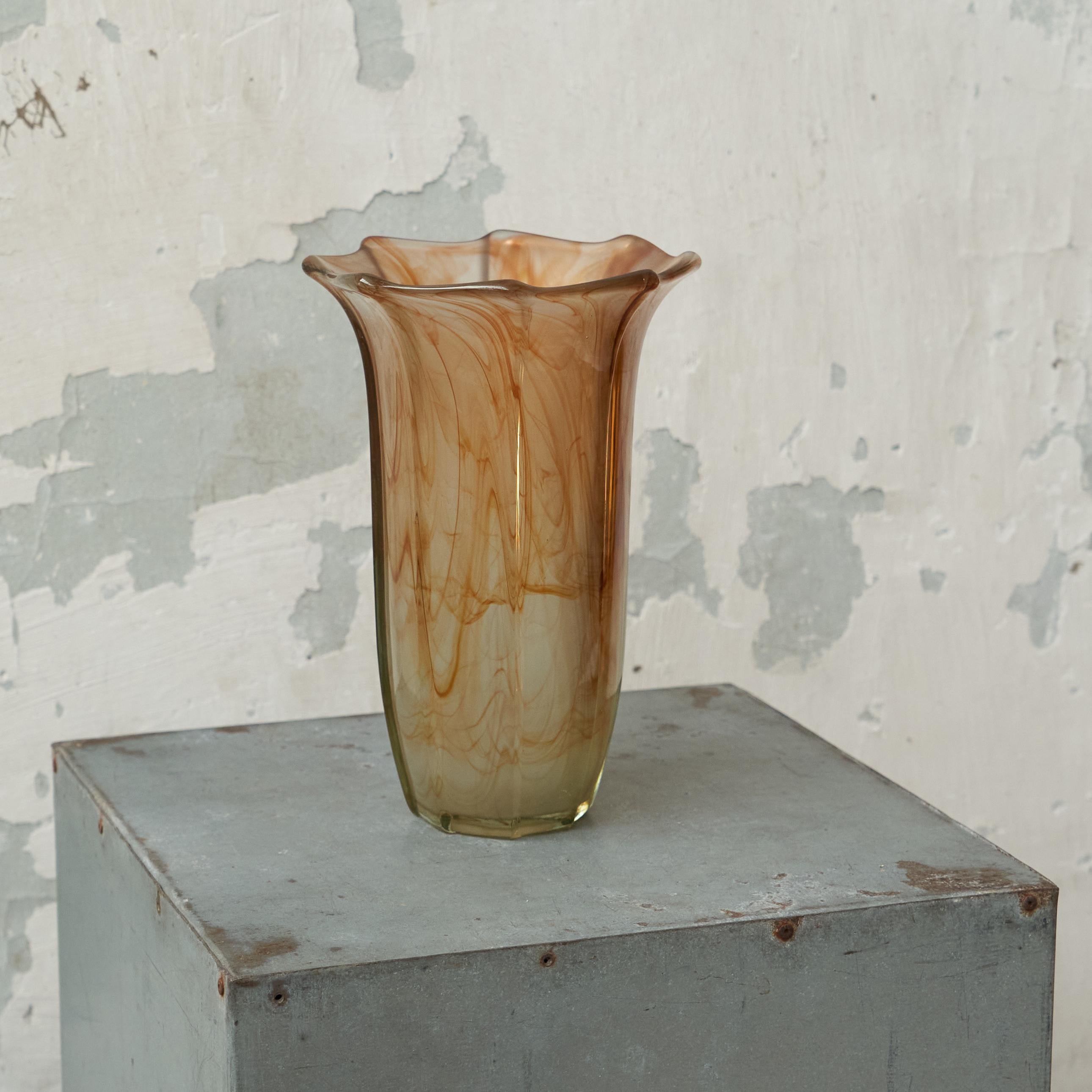 Vase en verre d'art orange ondulé du milieu du siècle 1970.

Il s'agit d'un magnifique vase en verre d'art élancé, au design ondulé et sculptural. De superbes couleurs dans les tons d'orange - passant à l'or et au blanc. Il serait merveilleux comme