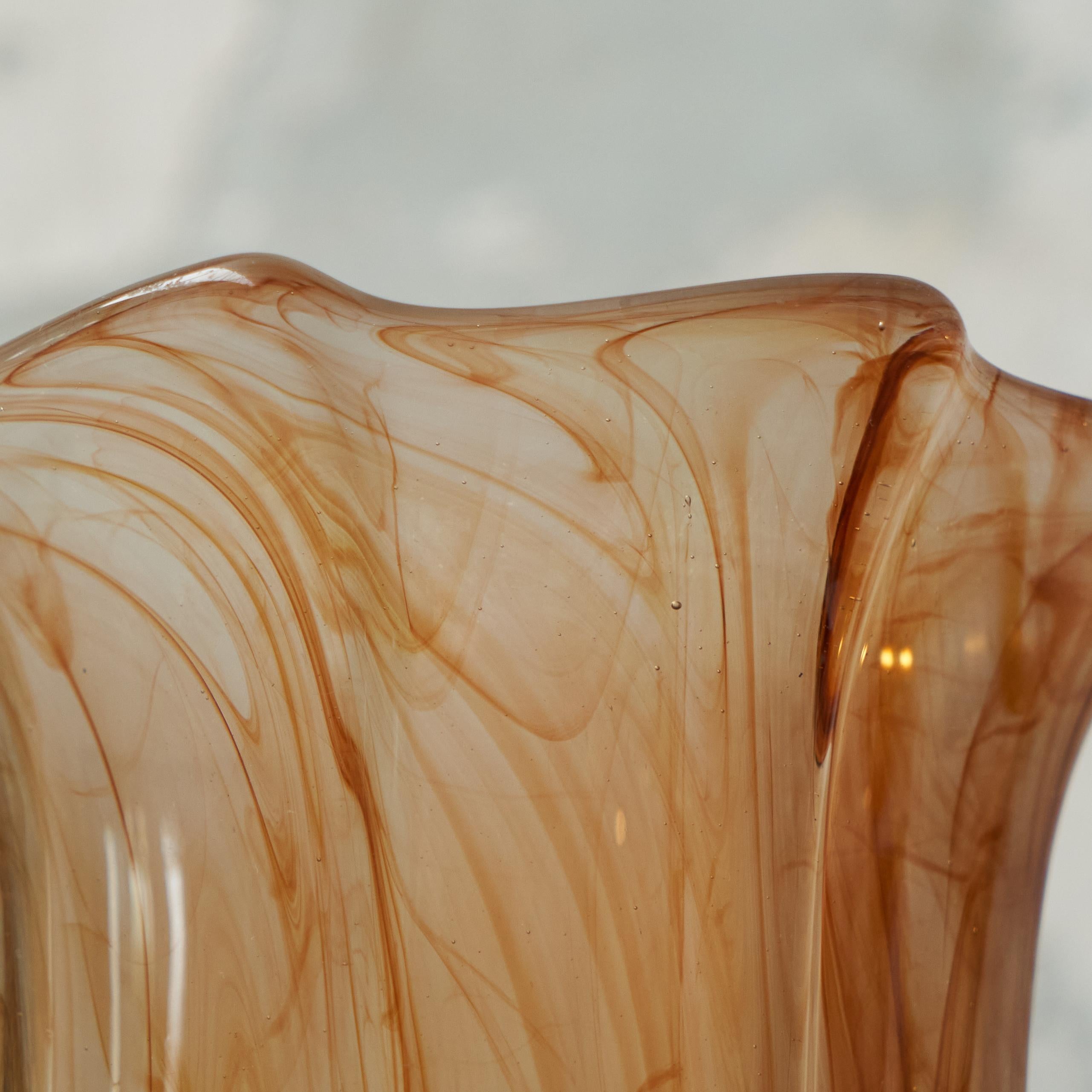 Mid-Century Modern Vase en verre d'art orange ondulé du milieu des années 1970 en vente