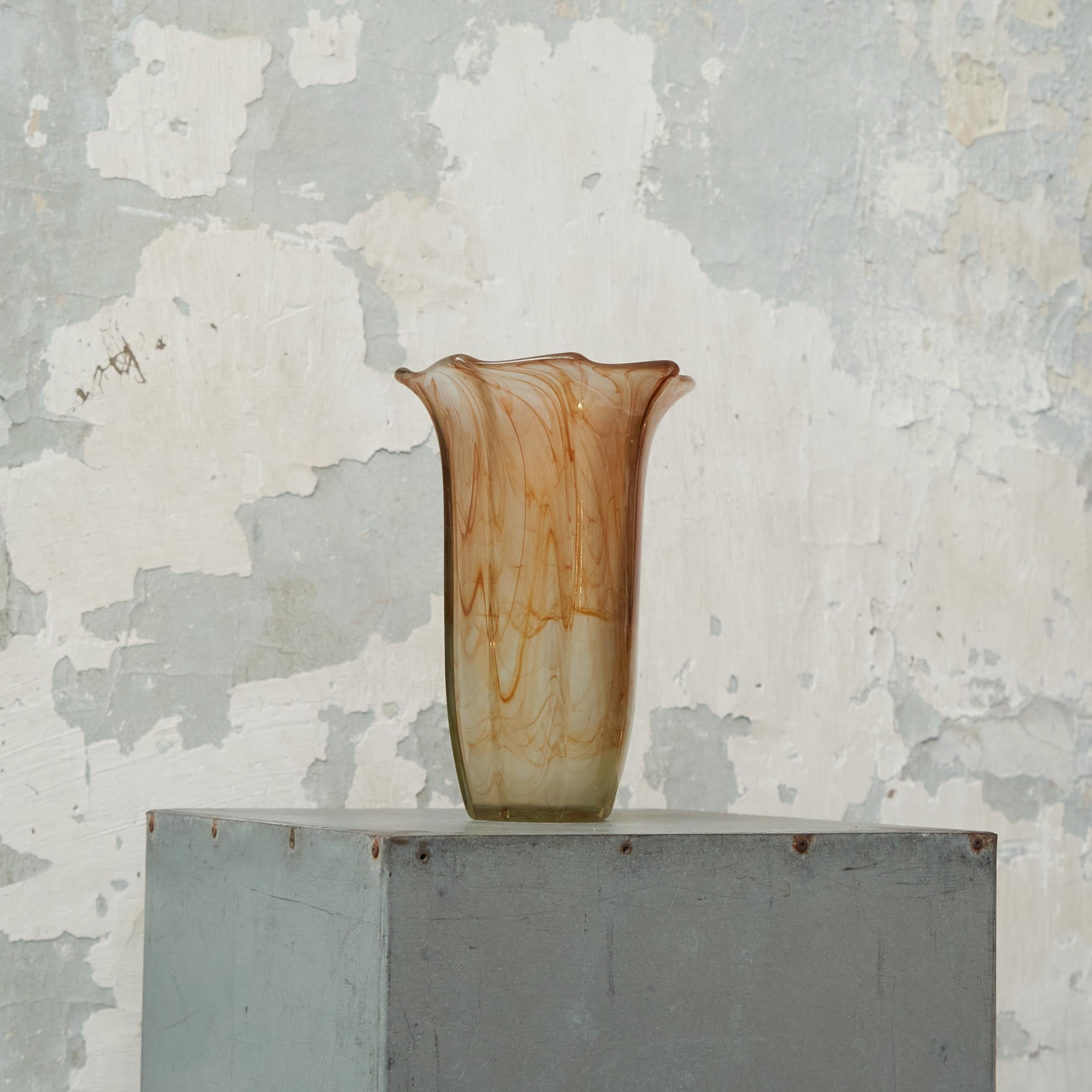 Européen Vase en verre d'art orange ondulé du milieu des années 1970 en vente