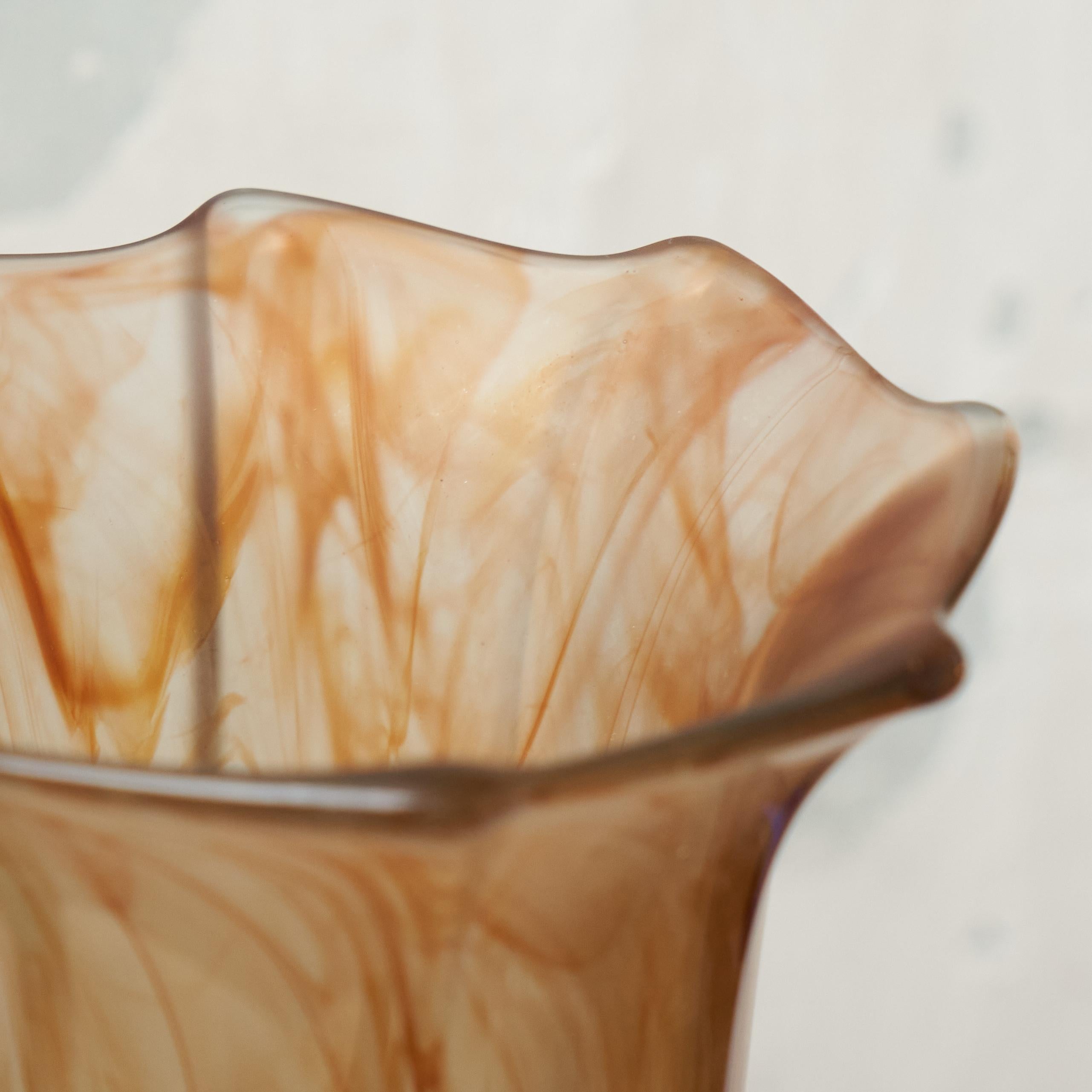 Fait main Vase en verre d'art orange ondulé du milieu des années 1970 en vente