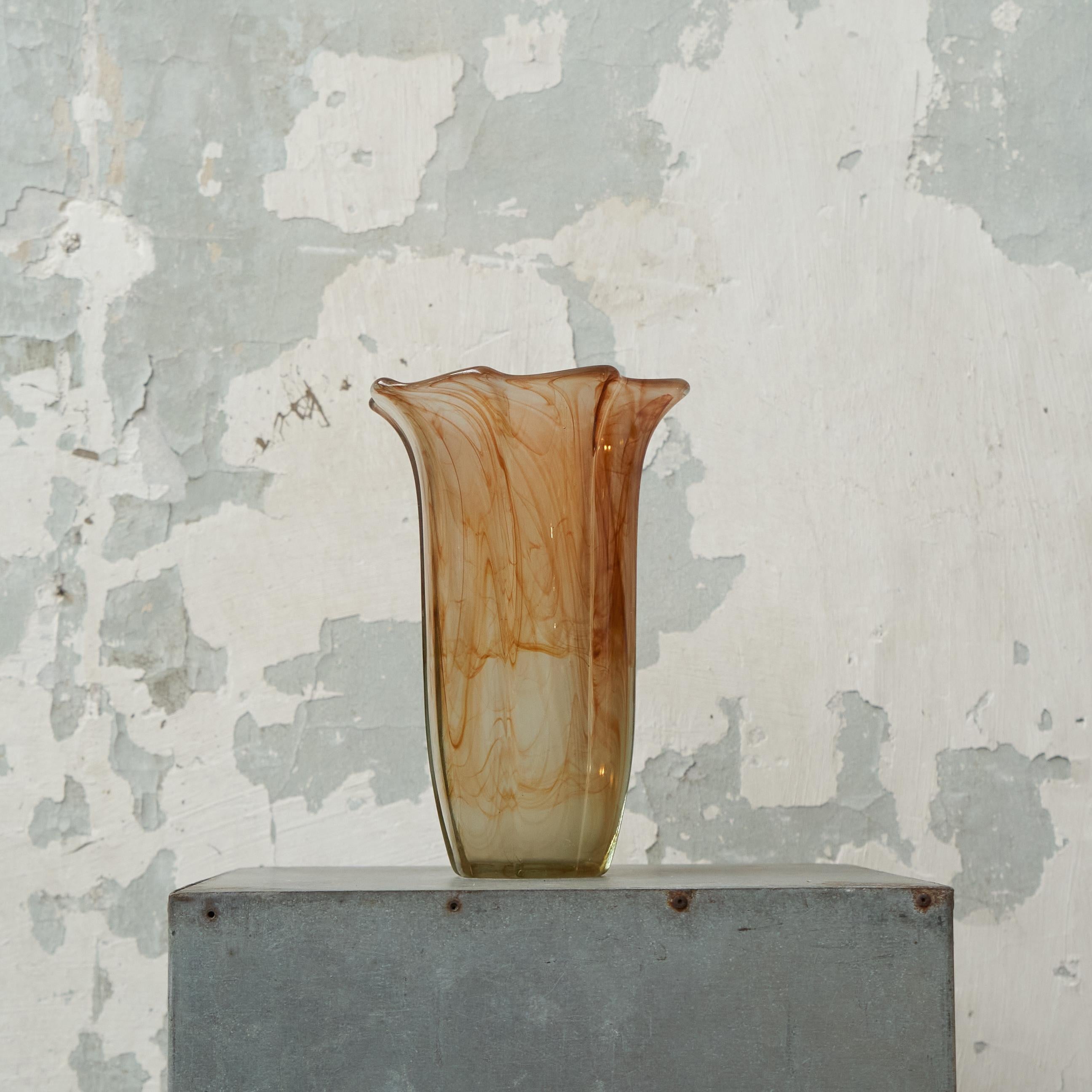Vase en verre d'art orange ondulé du milieu des années 1970 Bon état - En vente à Tilburg, NL