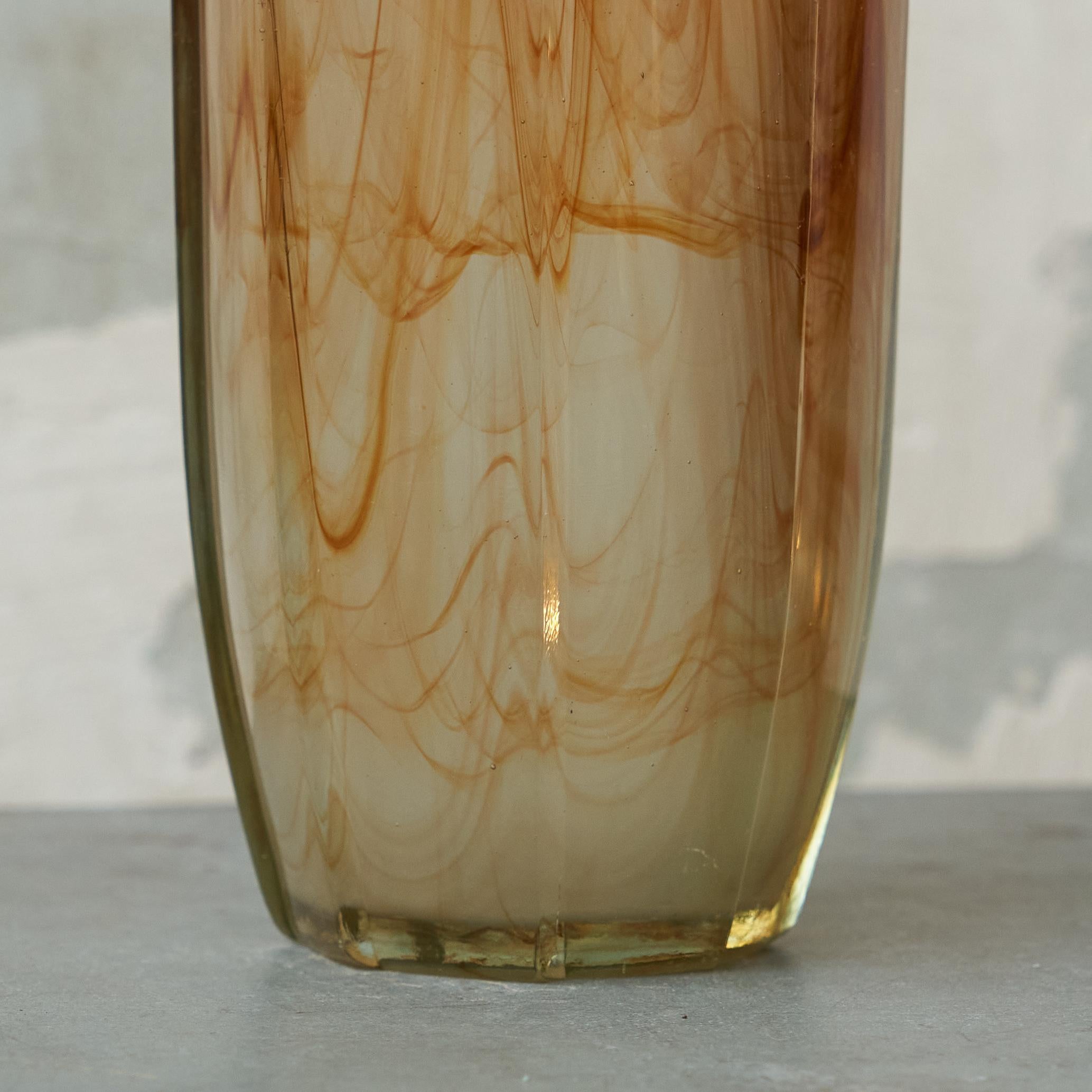 20ième siècle Vase en verre d'art orange ondulé du milieu des années 1970 en vente