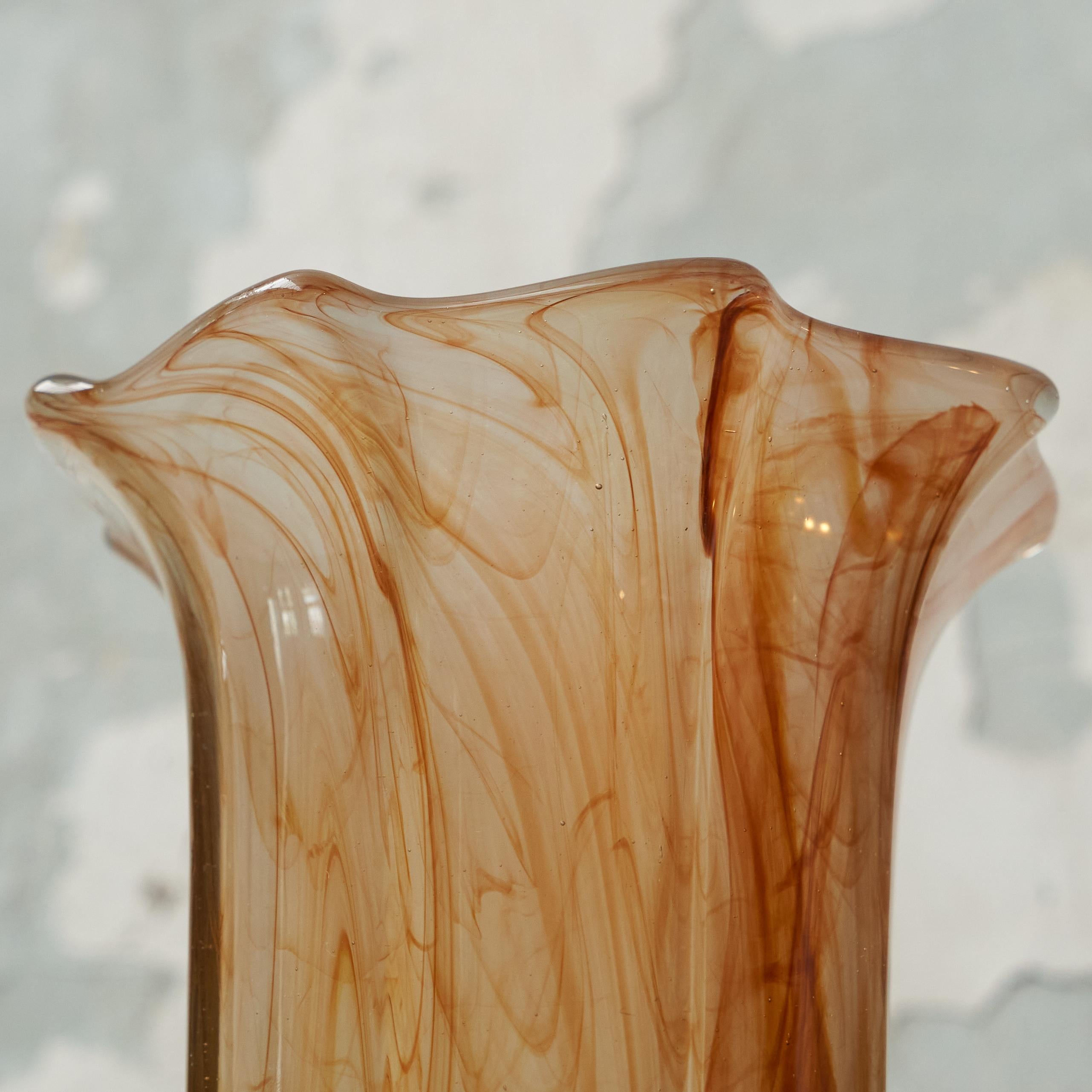 Verre d'art Vase en verre d'art orange ondulé du milieu des années 1970 en vente