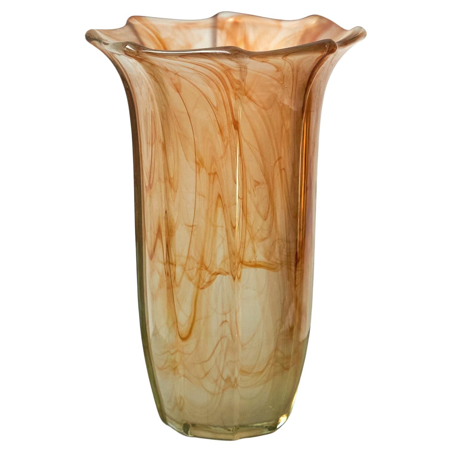 Vase en verre d'art orange ondulé du milieu des années 1970 en vente