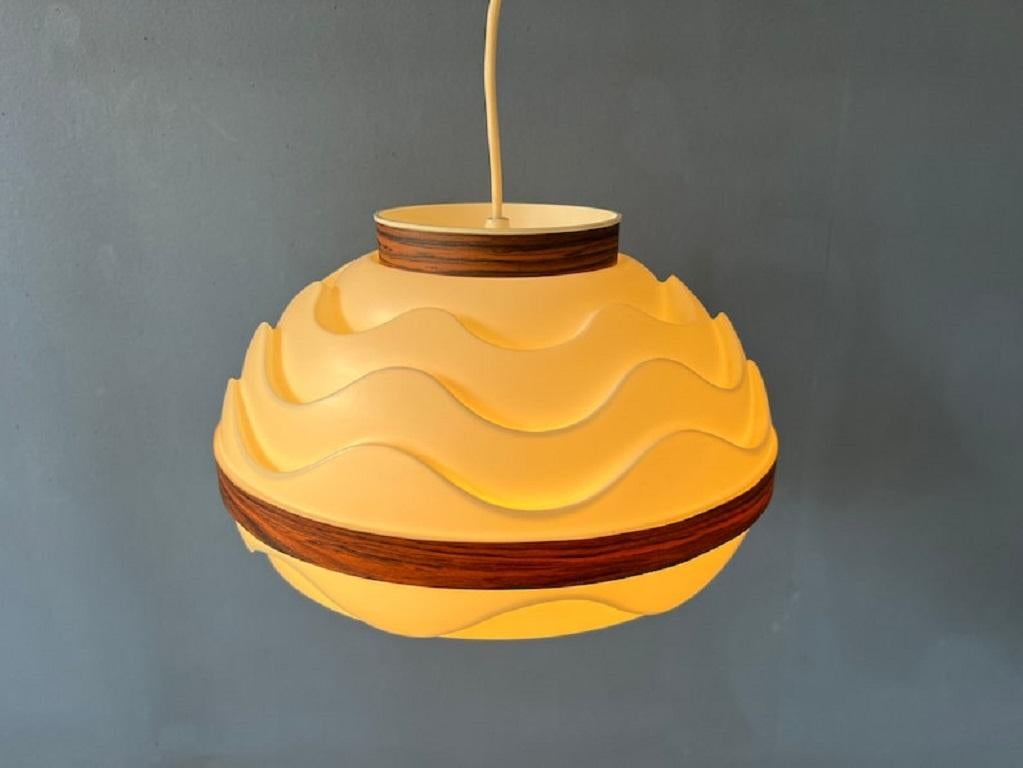 Mid Century Wavy Scandinavian Pendant Lamp, 1970s In Excellent Condition For Sale In ROTTERDAM, ZH