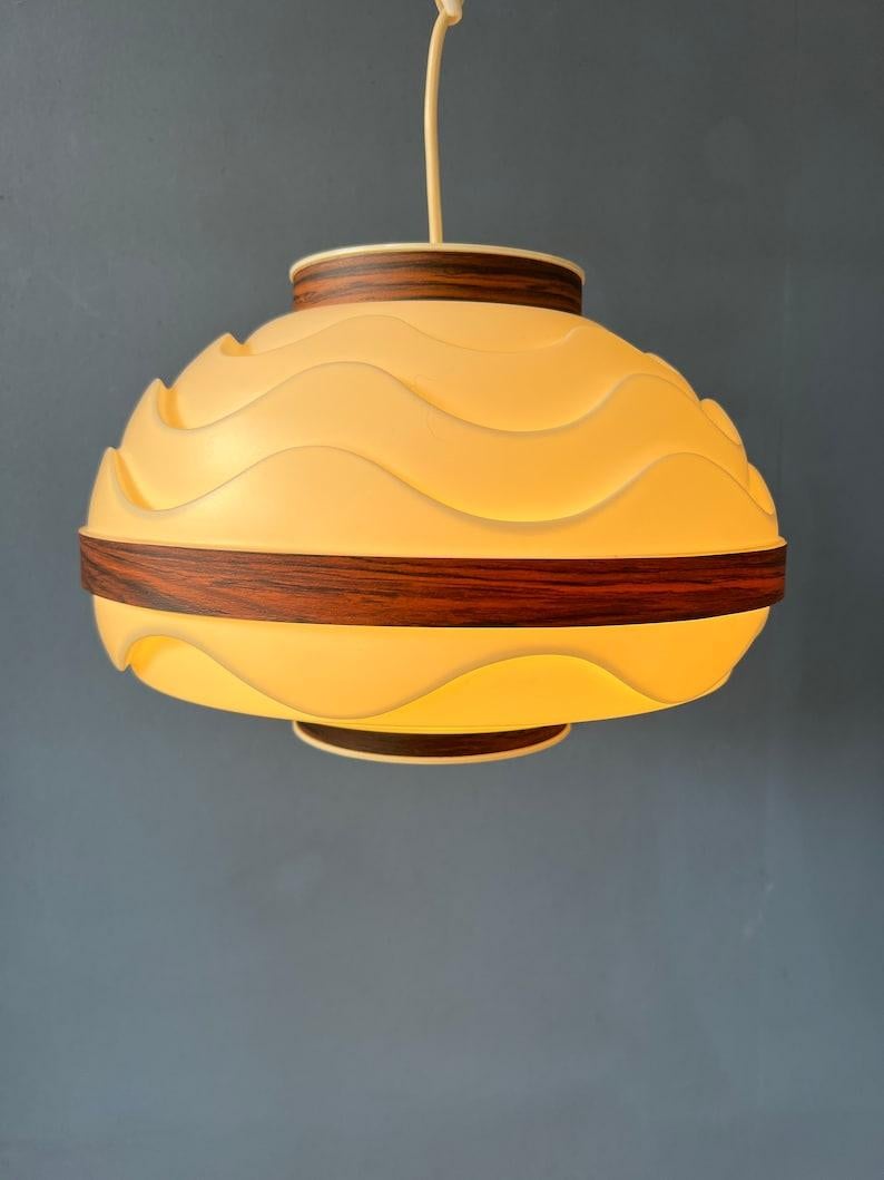 20ième siècle Lampe suspendue scandinave ondulée du milieu du siècle dernier, 1970 en vente