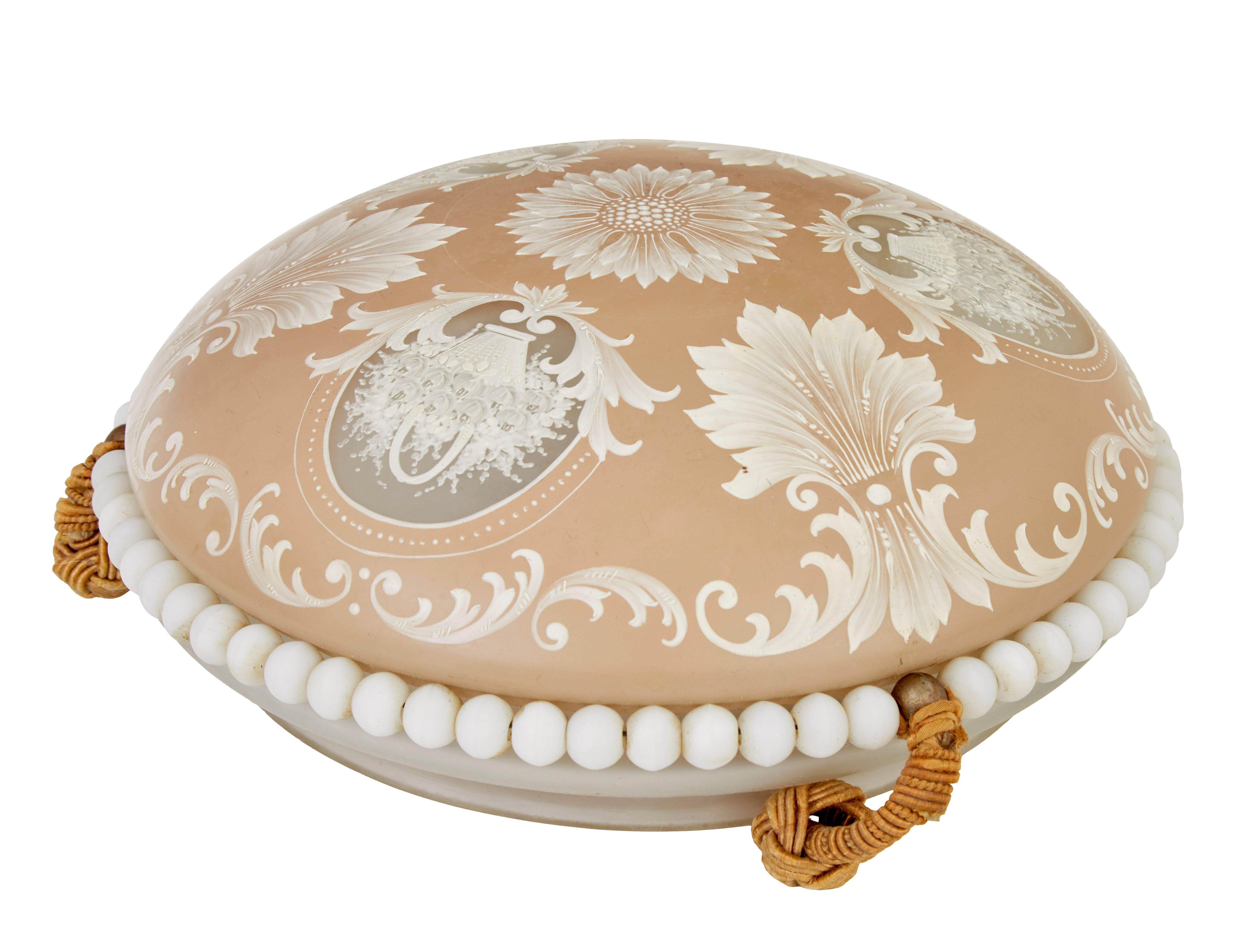 Wedgwood-inspirierte skandinavische Pendelleuchte aus der Mitte des Jahrhunderts, ca. 1930.

Wunderschöne runde Pendelleuchte aus Schweden, ganz im Stil von Wedgwood.  Mattierte korallen- bis fleischfarbene Grundfarbe mit arrangierten Blumen und