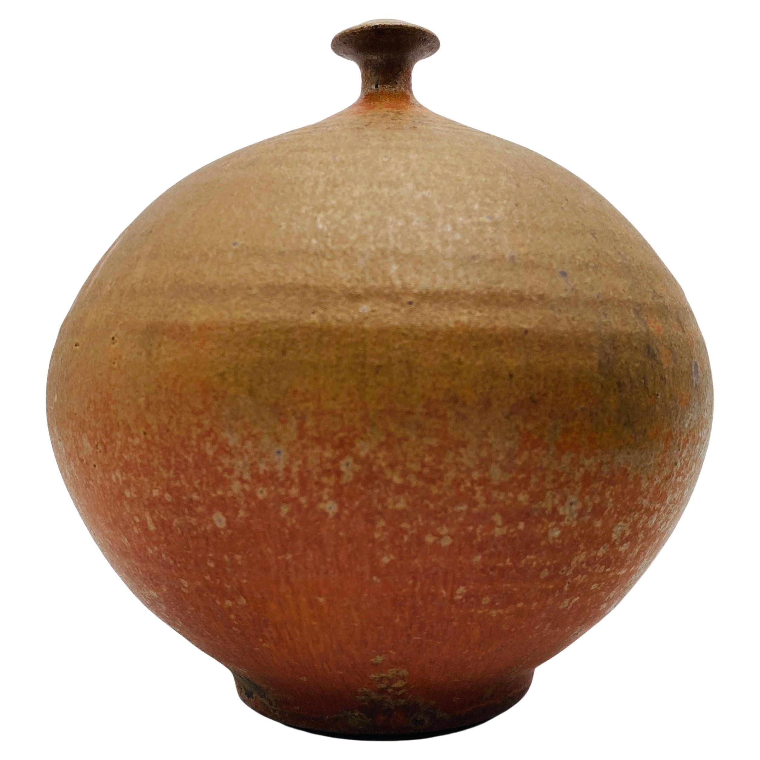 Si tratta di uno splendido vaso di erba di metà secolo nello stile di Doyle Lane. Il vaso è smaltato e presenta una piccola apertura. Senza segno. 
