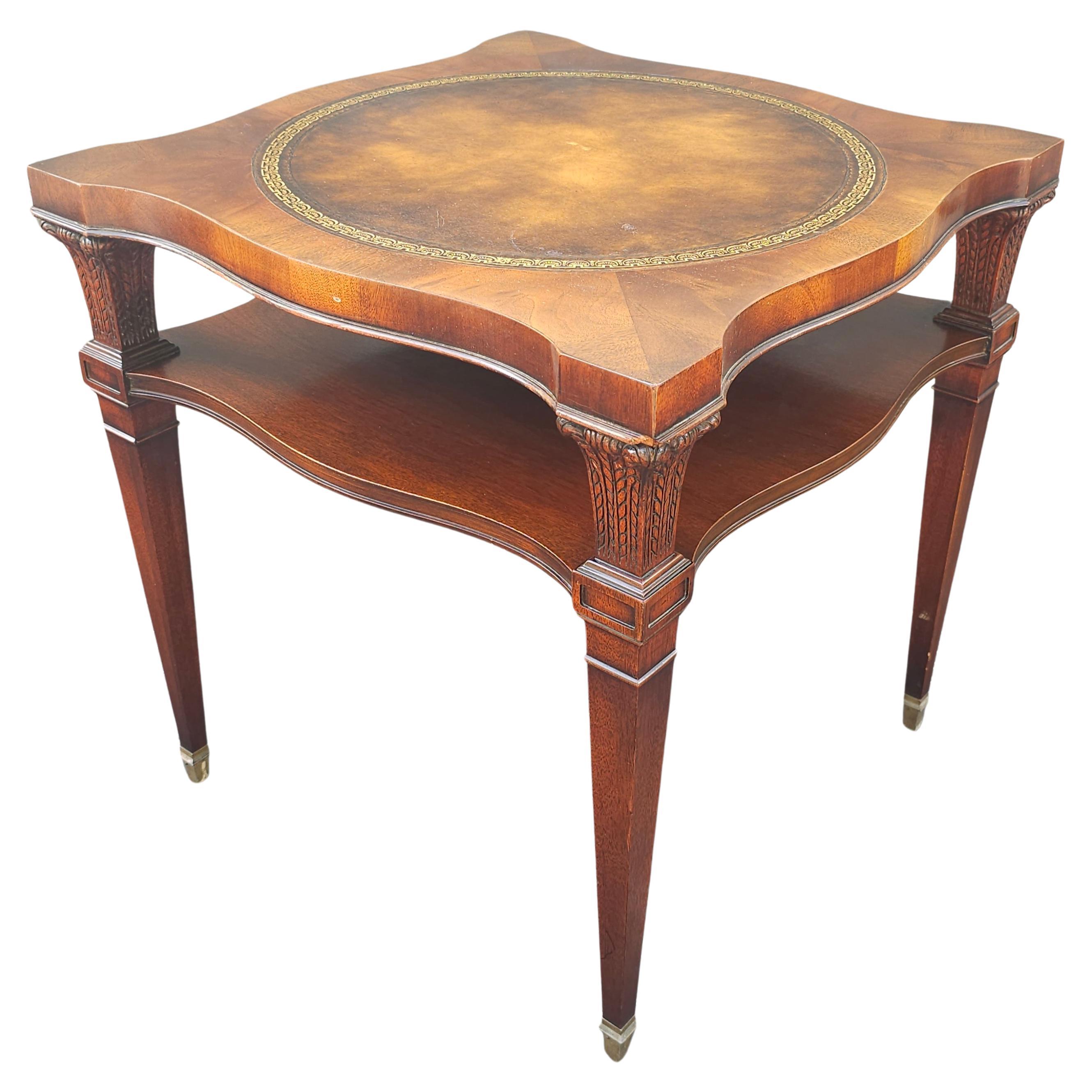 Table d'appoint à deux niveaux en acajou et cuir toilé Weiman, milieu de siècle
Mesure 24,25