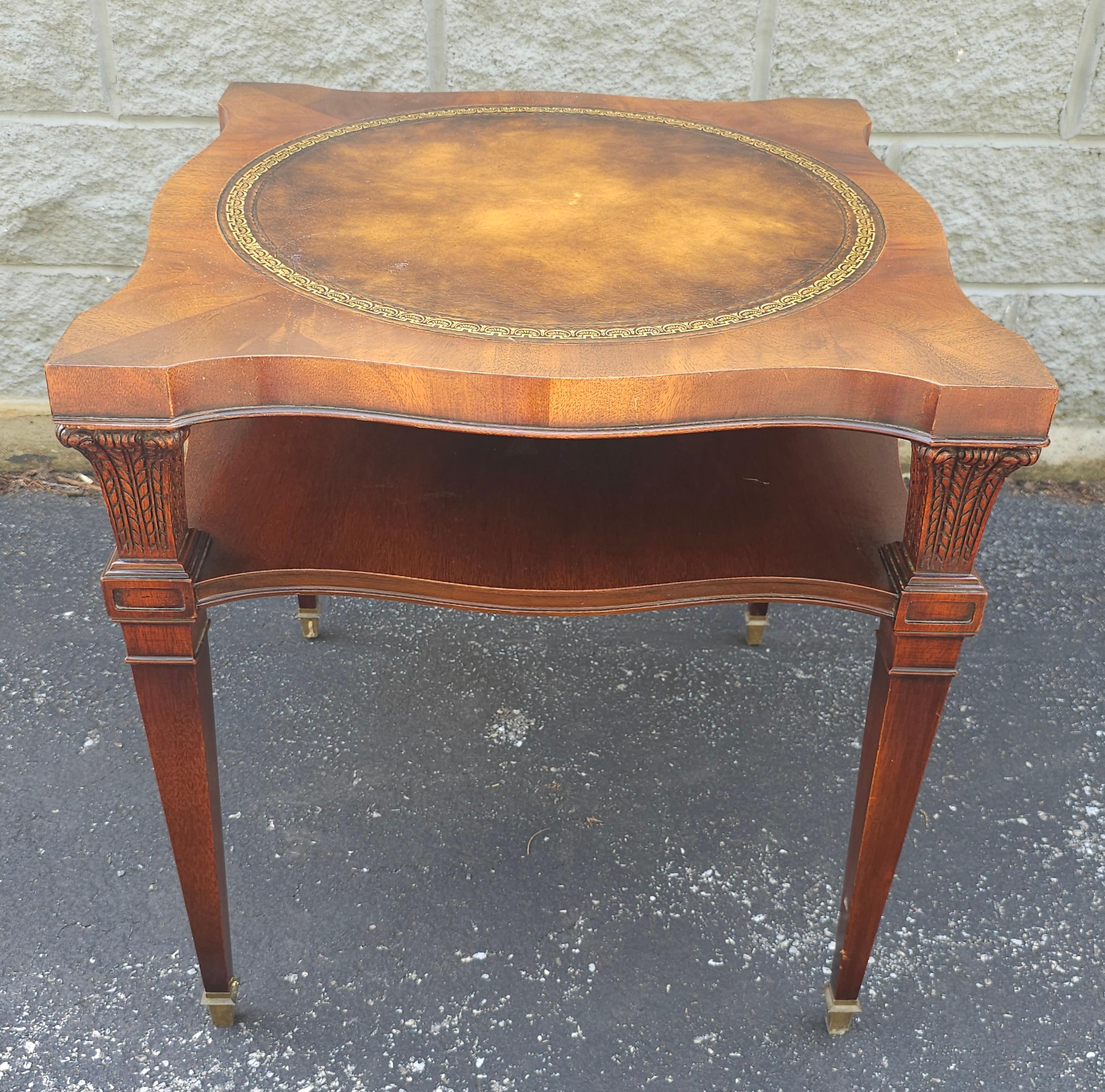 Autre Table d'appoint à deux niveaux en acajou et cuir toilé Weiman, milieu de siècle en vente