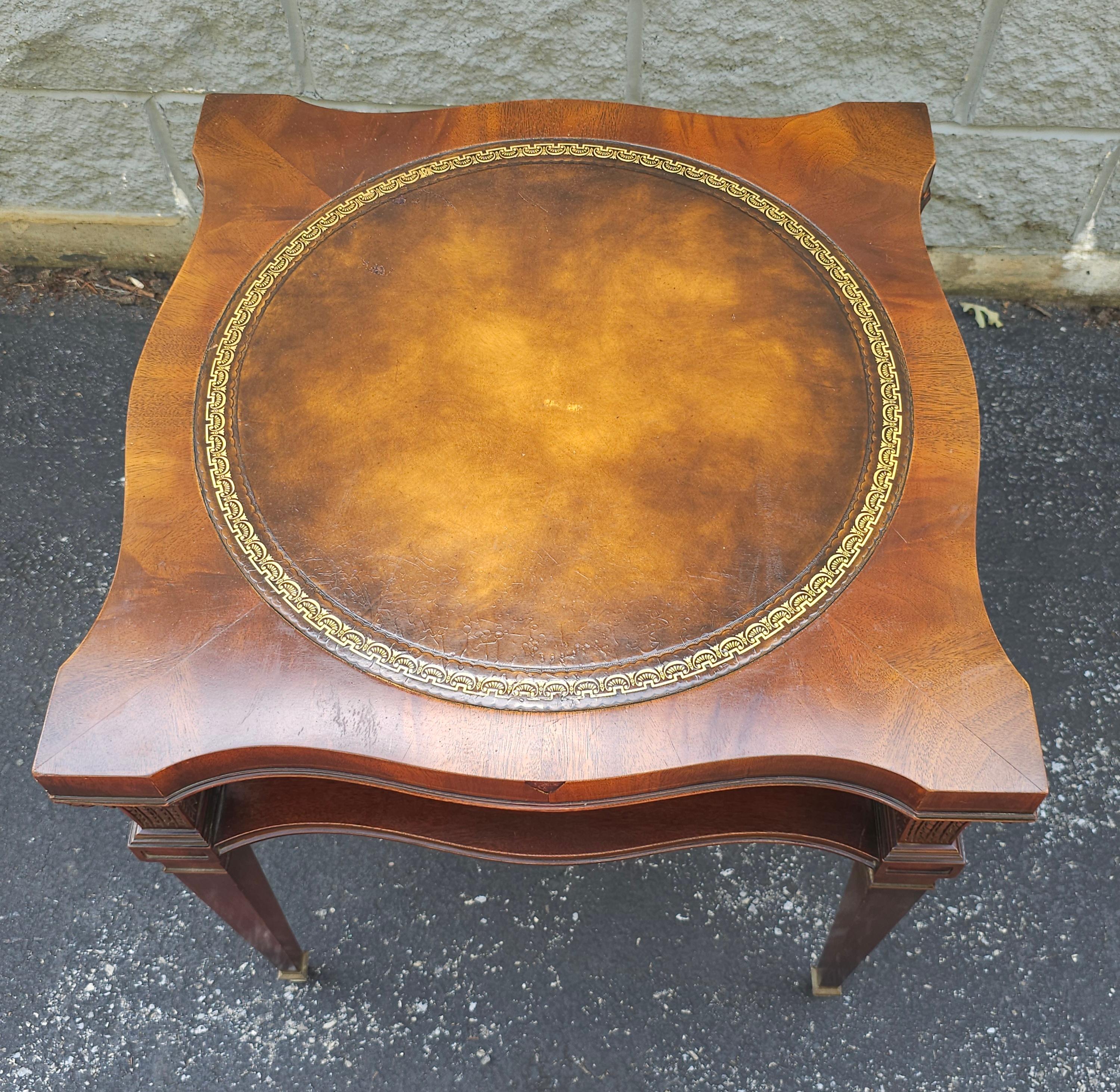 Américain Table d'appoint à deux niveaux en acajou et cuir toilé Weiman, milieu de siècle en vente