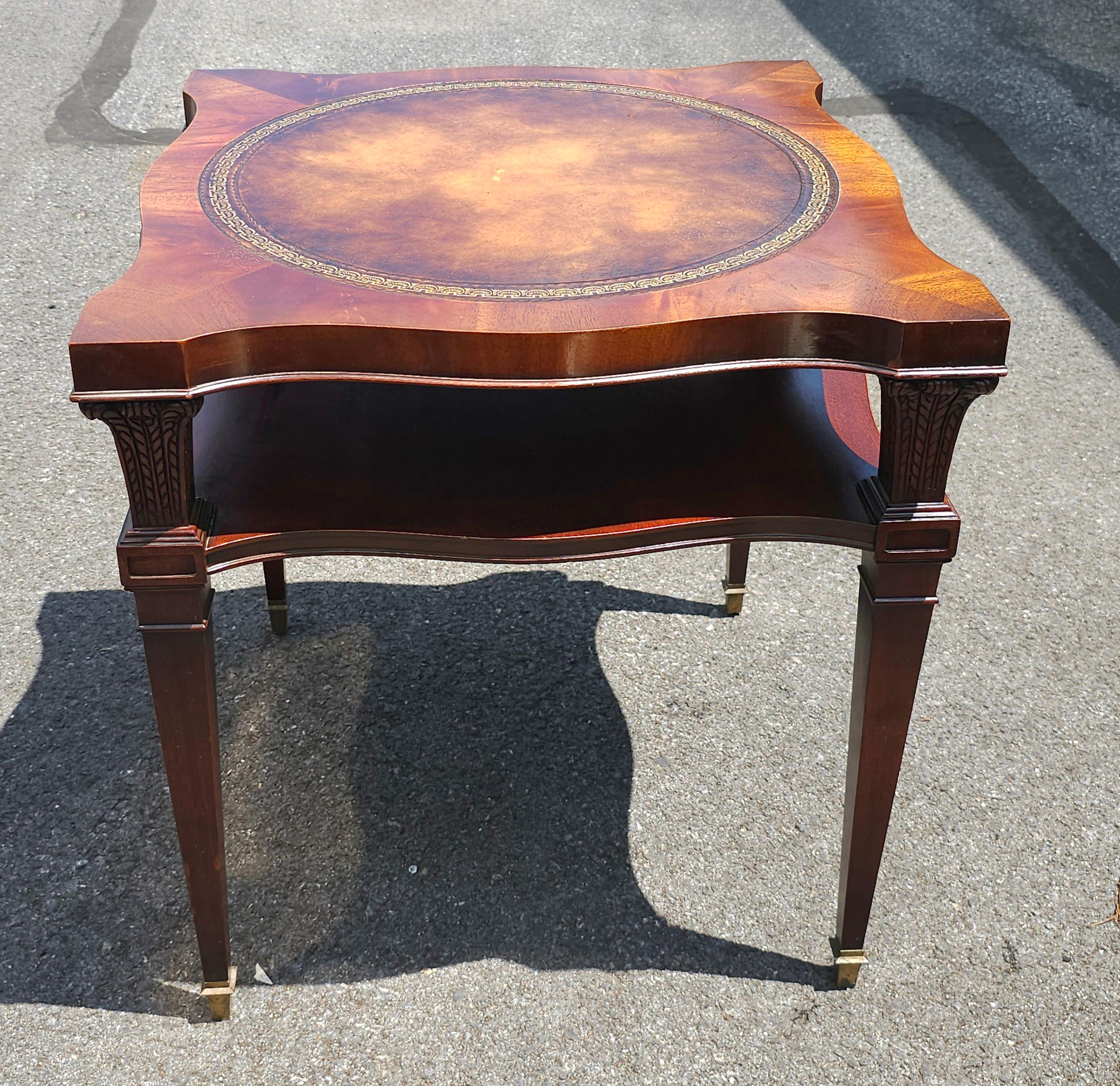 Autre Table d'appoint à deux niveaux en acajou et cuir toilé Weiman, milieu de siècle en vente