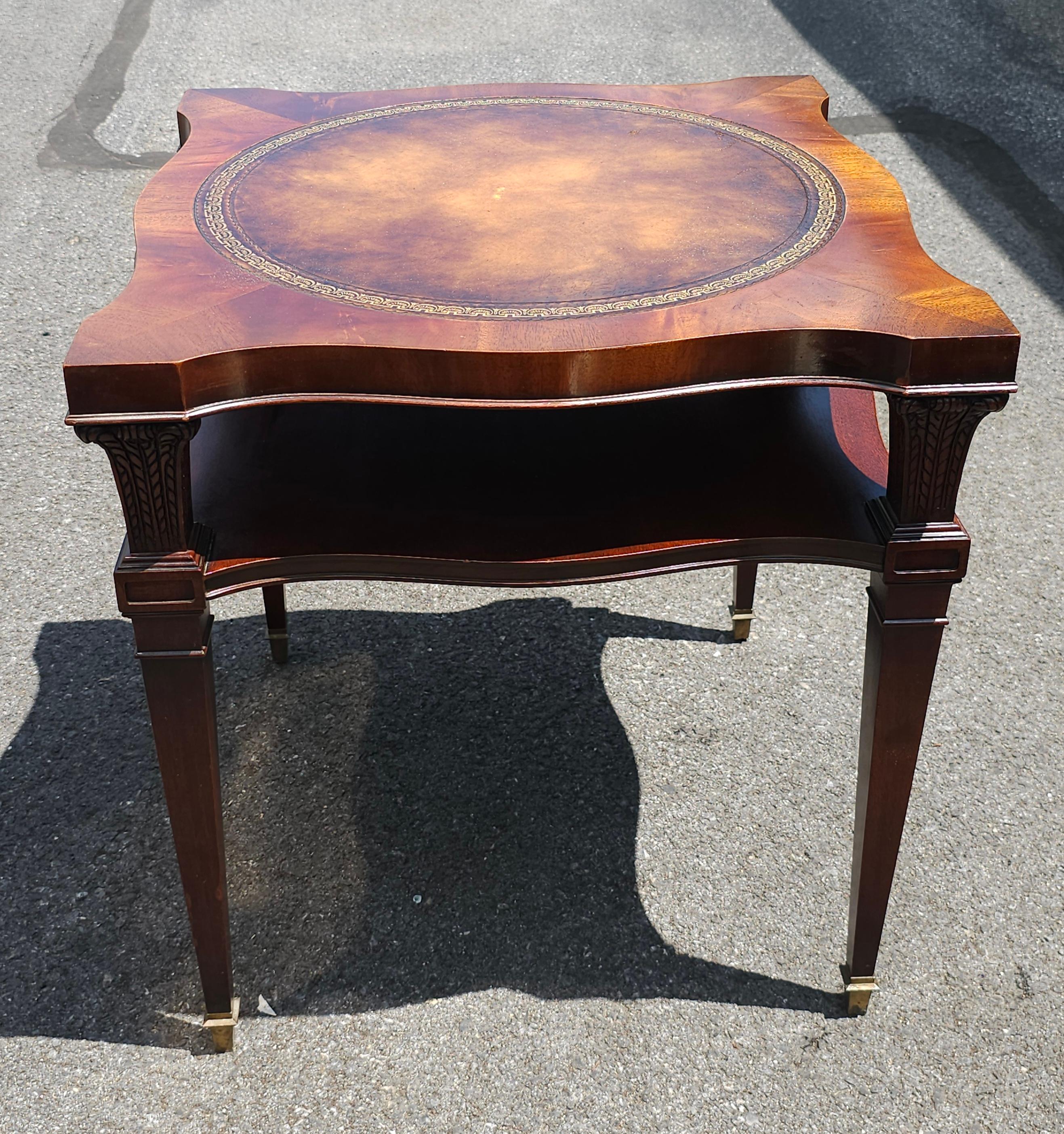 Table d'appoint à deux niveaux en acajou et cuir toilé Weiman, milieu de siècle Bon état - En vente à Germantown, MD