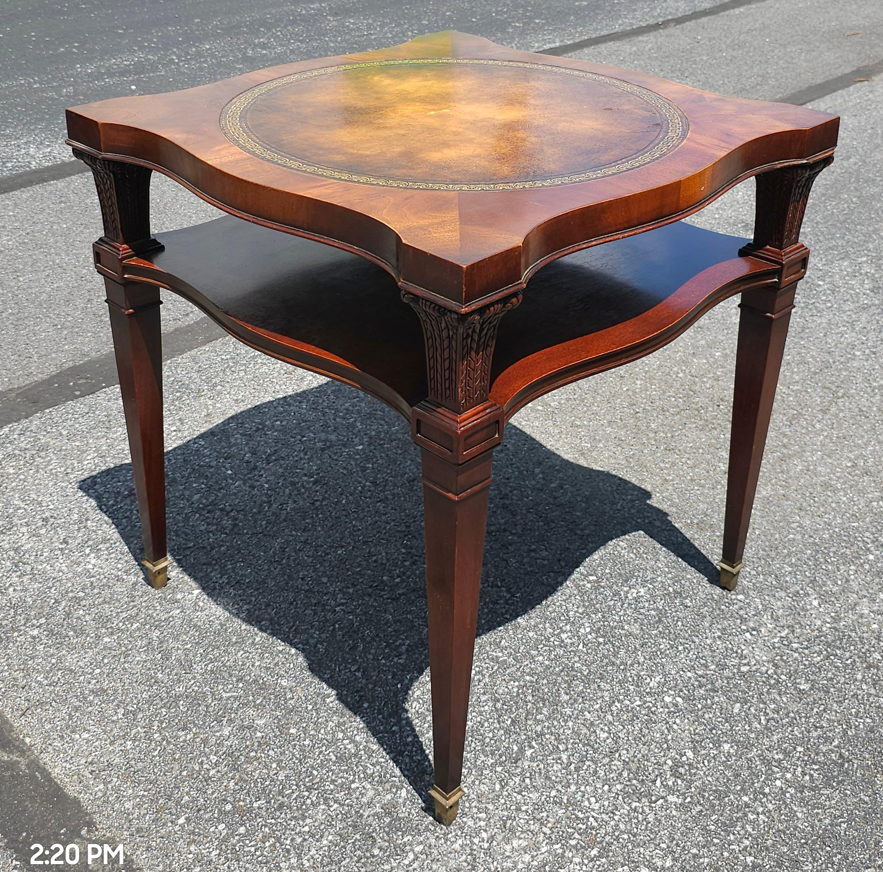 Noyer Table d'appoint à deux niveaux en acajou et cuir toilé Weiman, milieu de siècle en vente