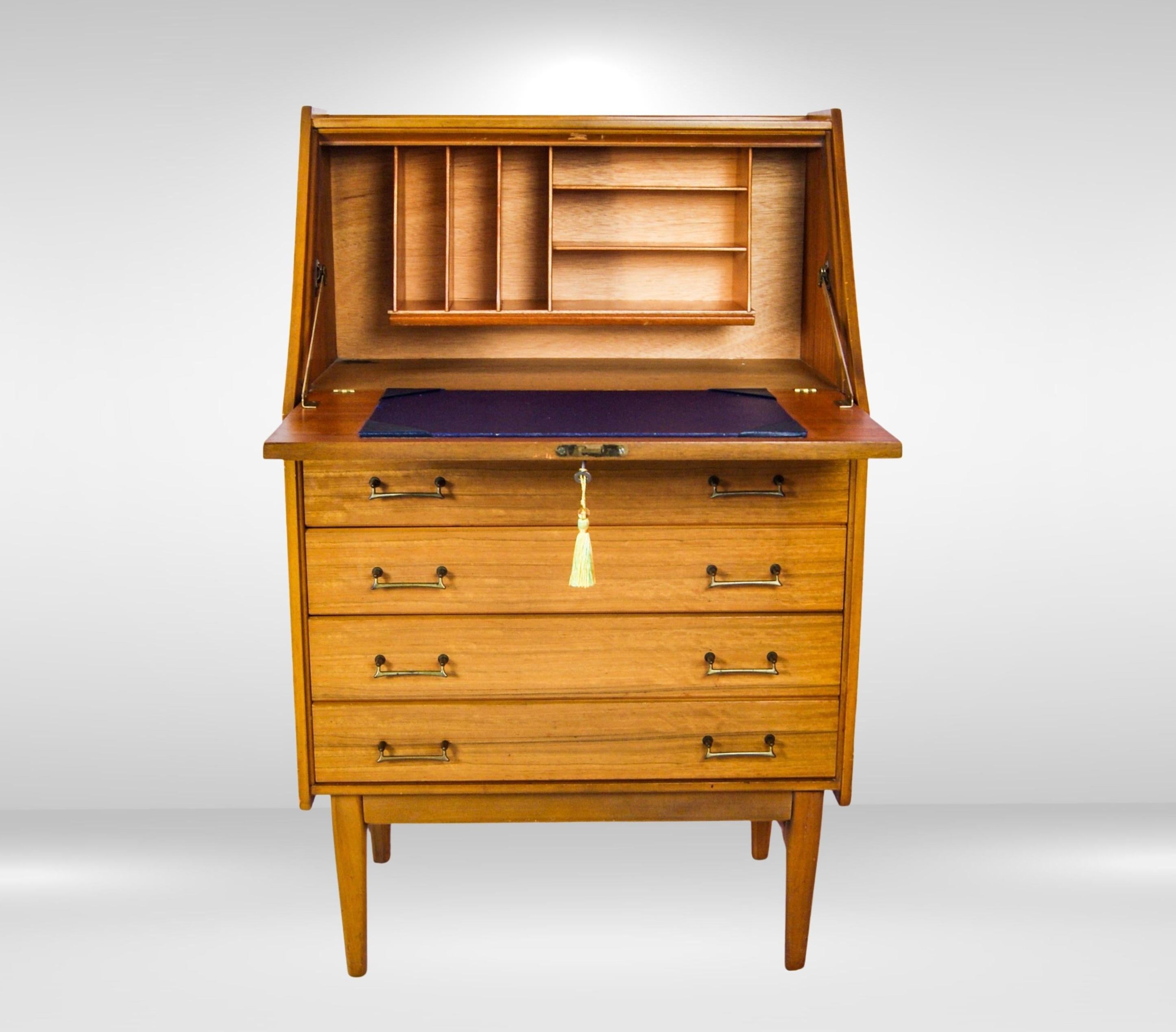 Mid-Century Modern Welters of Wycombe 1950s Secrétaire Bureau avec plan de travail en cuir rabattable en vente