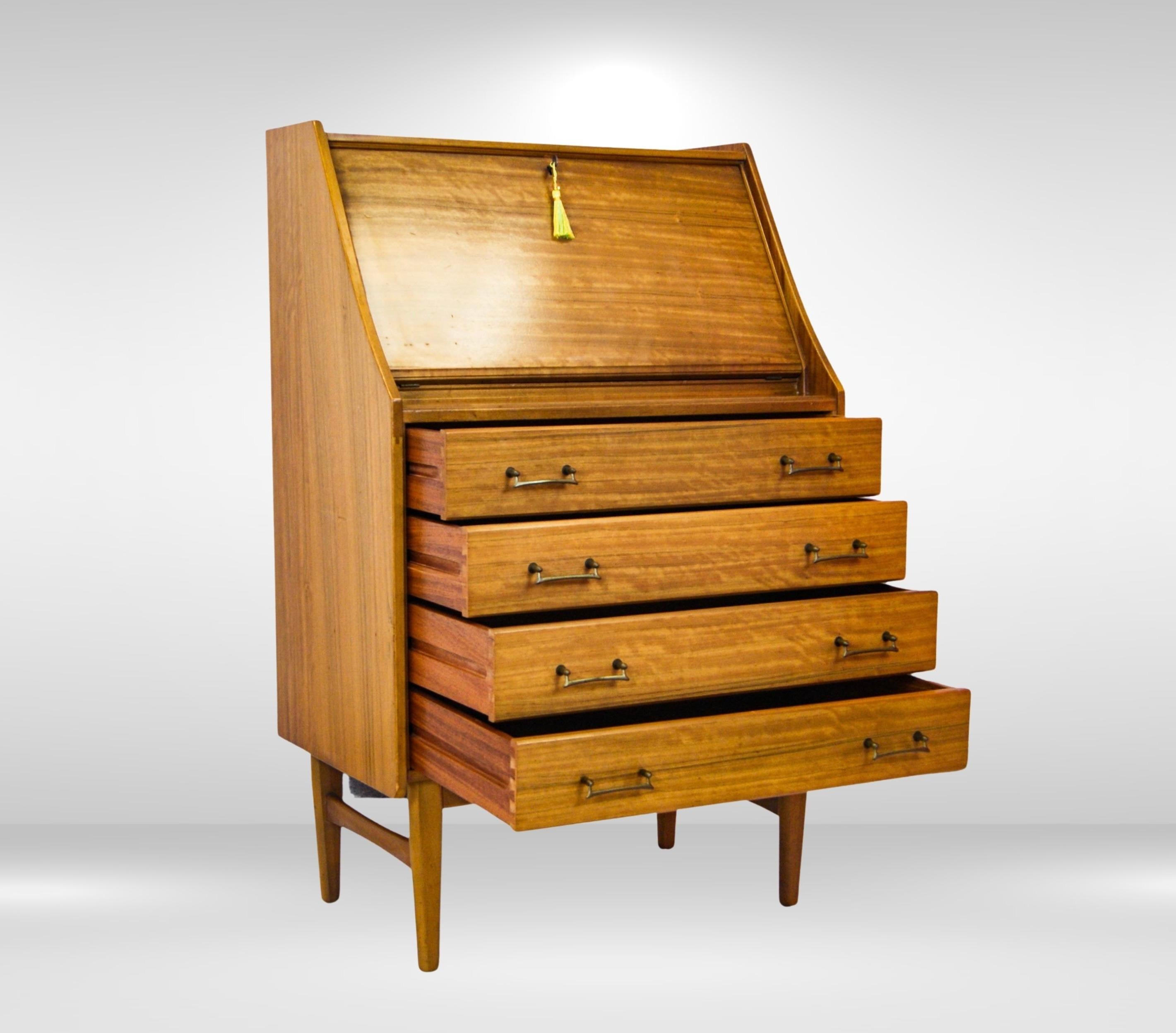 Retro 1950s Welters of Wycombe Secrétaire Bureau Desk with leather lined flipdown platform
Lockable 1960s home office desk with several useful storage compartments.
Made of solid wood, with elm veneer exterior and solid brass thin pull handles.
The