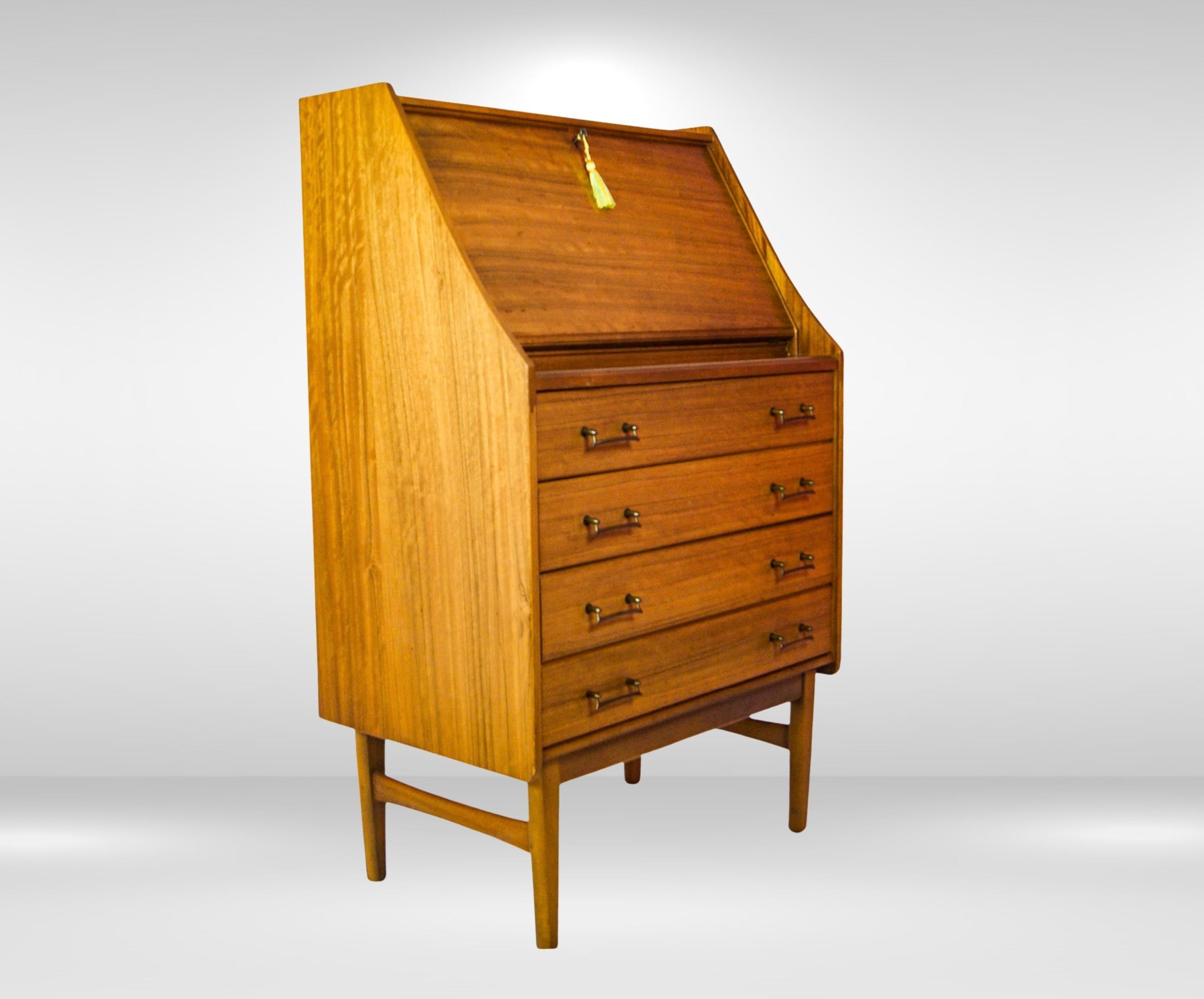 Placage Welters of Wycombe 1950s Secrétaire Bureau avec plan de travail en cuir rabattable en vente