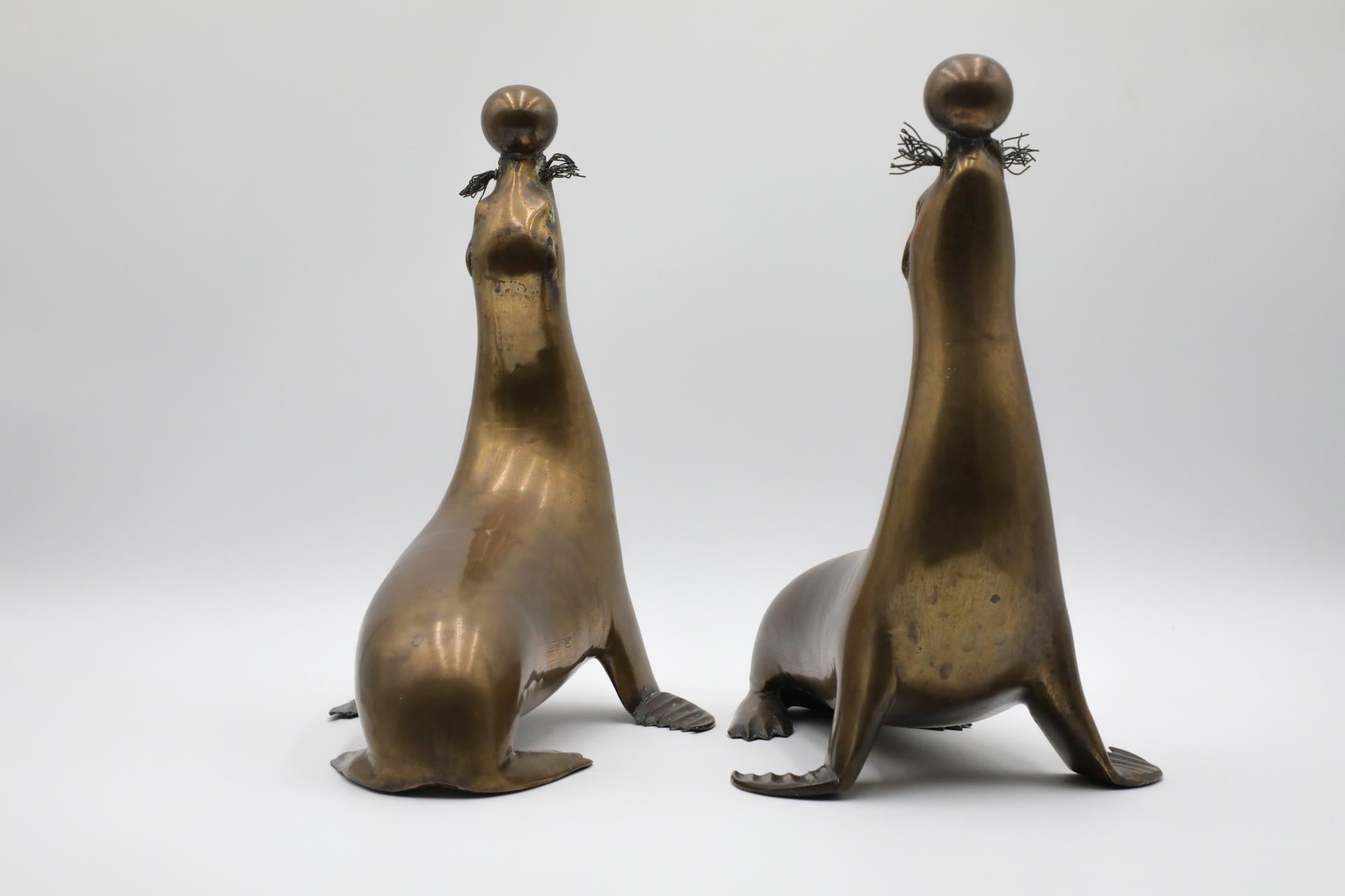 Mid-Century moderno Metà secolo, J.A. Figurine di sigilli in ottone patinato, stile Mercie, pesanti e di grande effetto in vendita