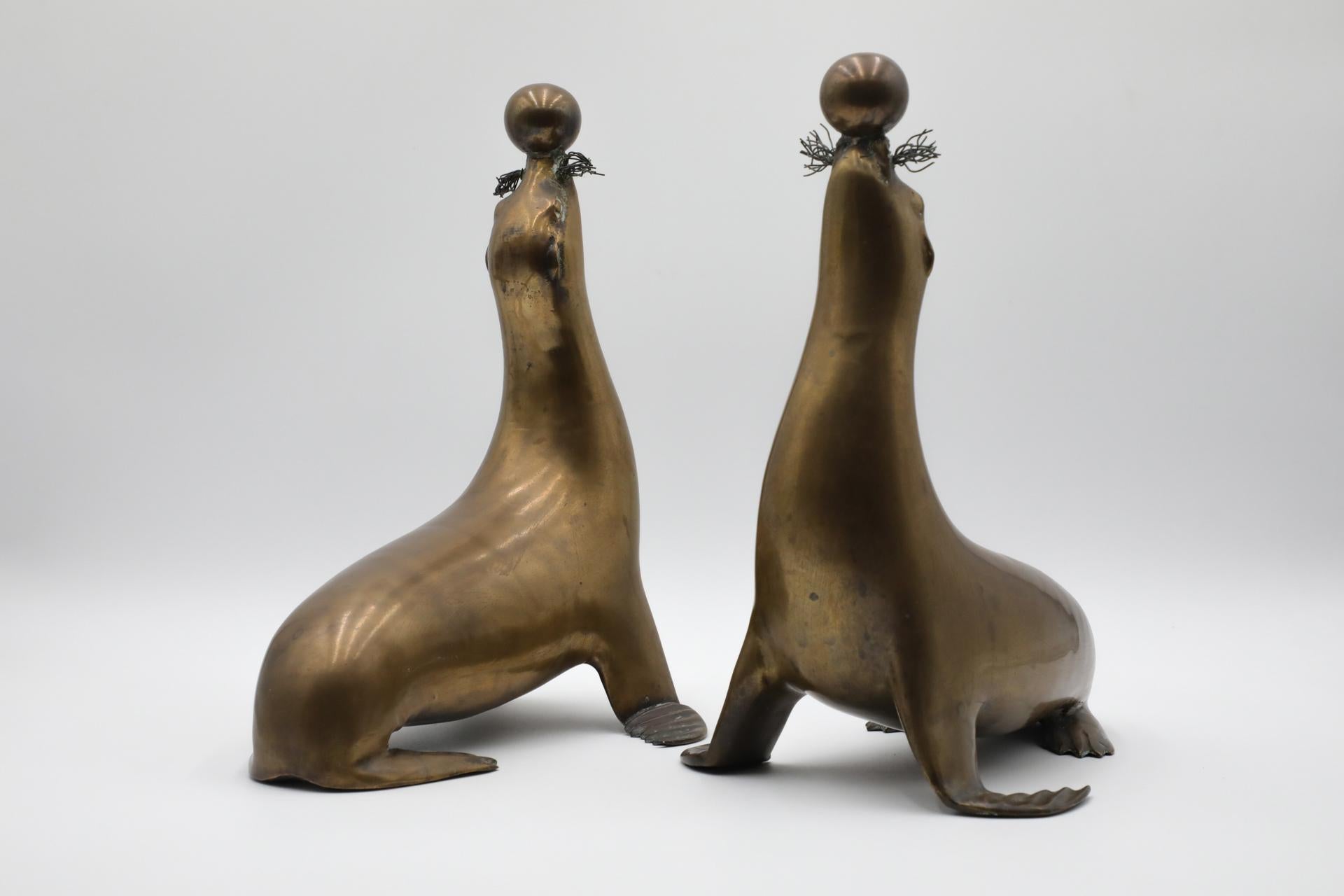 Francese Metà secolo, J.A. Figurine di sigilli in ottone patinato, stile Mercie, pesanti e di grande effetto in vendita