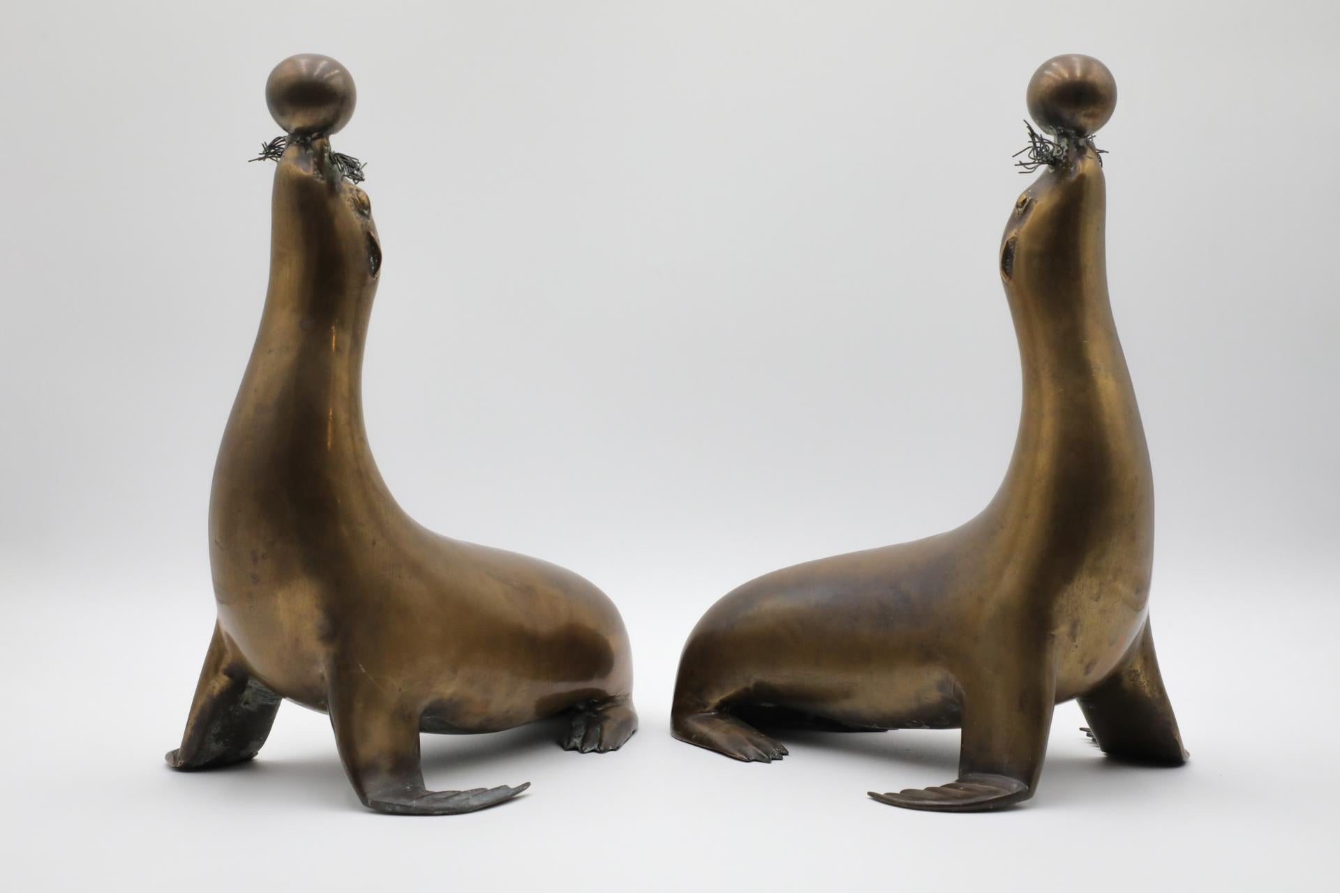 Metà secolo, J.A. Figurine di sigilli in ottone patinato, stile Mercie, pesanti e di grande effetto In condizioni buone in vendita a Los Angeles, CA
