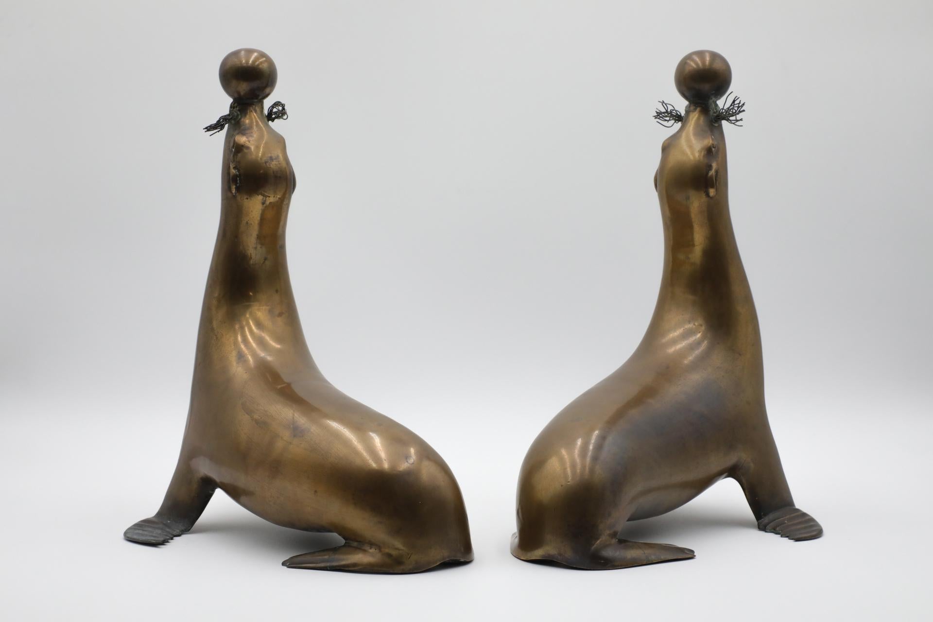 XX secolo Metà secolo, J.A. Figurine di sigilli in ottone patinato, stile Mercie, pesanti e di grande effetto in vendita