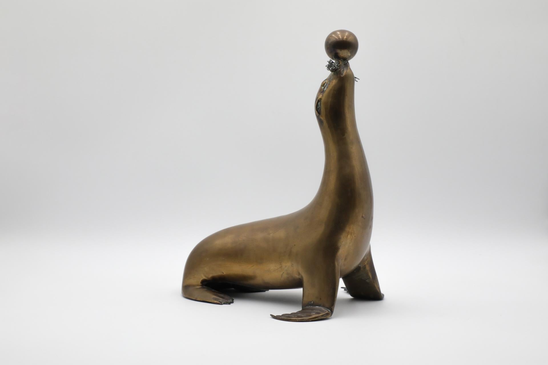 Ottone Metà secolo, J.A. Figurine di sigilli in ottone patinato, stile Mercie, pesanti e di grande effetto in vendita
