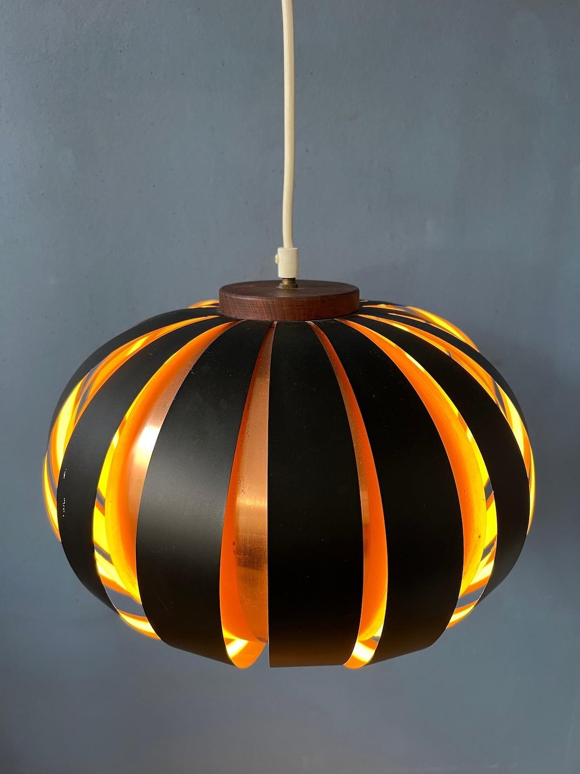 Une lampe suspendue très spéciale de l'ère spatiale, semblable à une lune, dans le style de Werner Schou. Les lampes se composent d'un abat-jour extérieur en acrylique de couleur orange/cuivre et d'un abat-jour intérieur blanc. La lampe nécessite