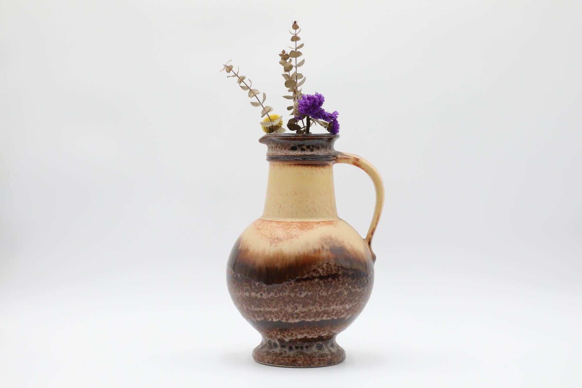 Schöner westdeutscher Keramikkrug oder Vase. Auf dem Boden gestempelt '1609/25'. Die Kunstkeramik der 1950er bis 1970er Jahre, die als das goldene Zeitalter der Keramik gilt, ist für ihre experimentellen und experimentellen Glasuren, Formen, Farben